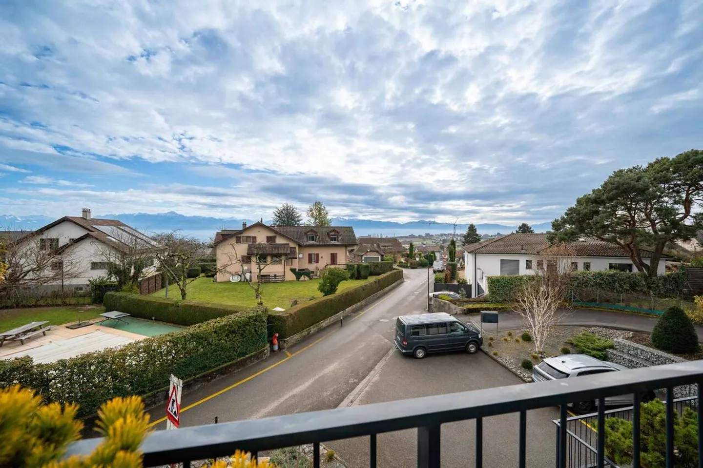 Magnificent 4.5-room apartment with a view of the lake and mountains in St-Prex - Photo 2 of 12