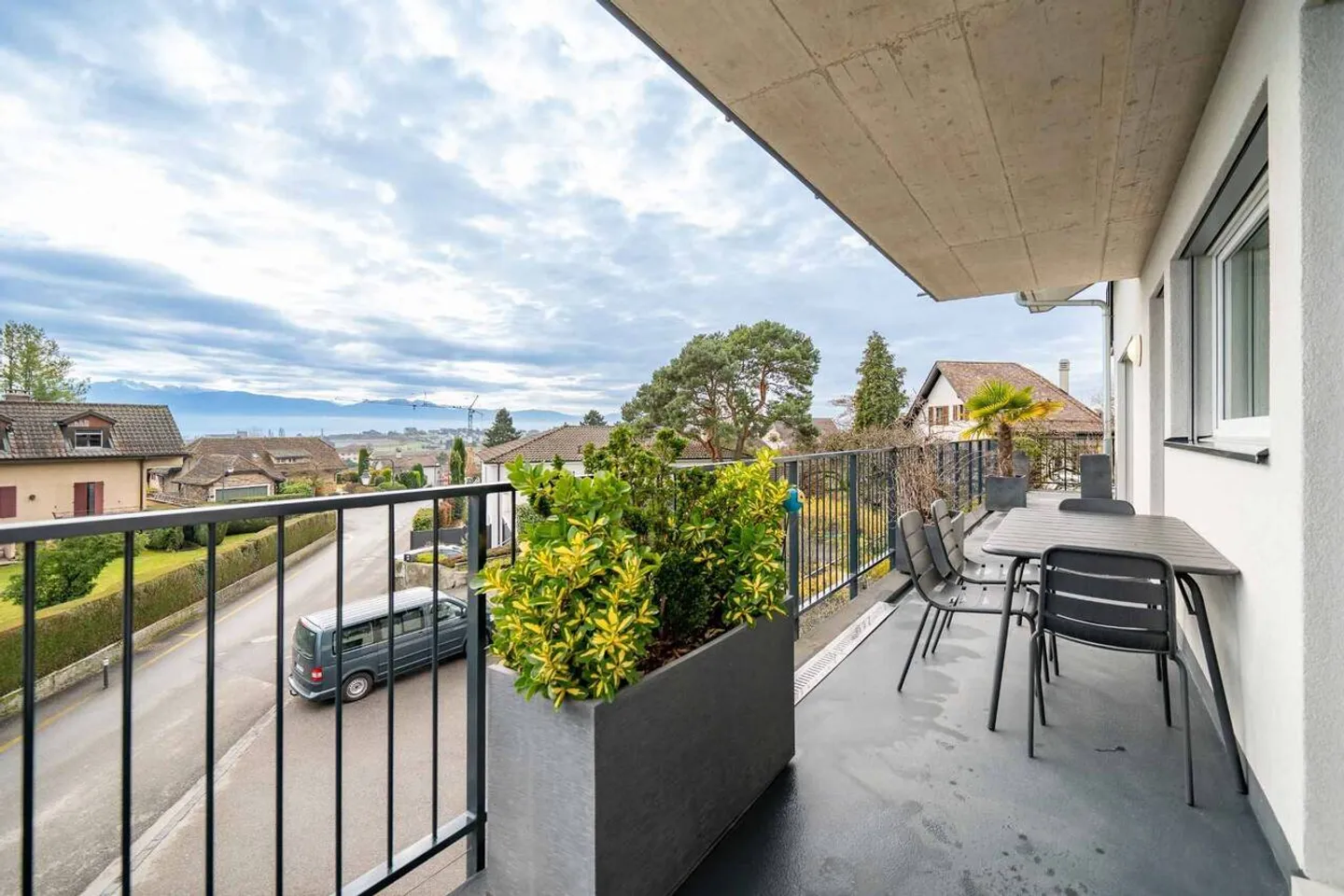 Magnificent 4.5-room apartment with a view of the lake and mountains in St-Prex - Photo 3 of 12