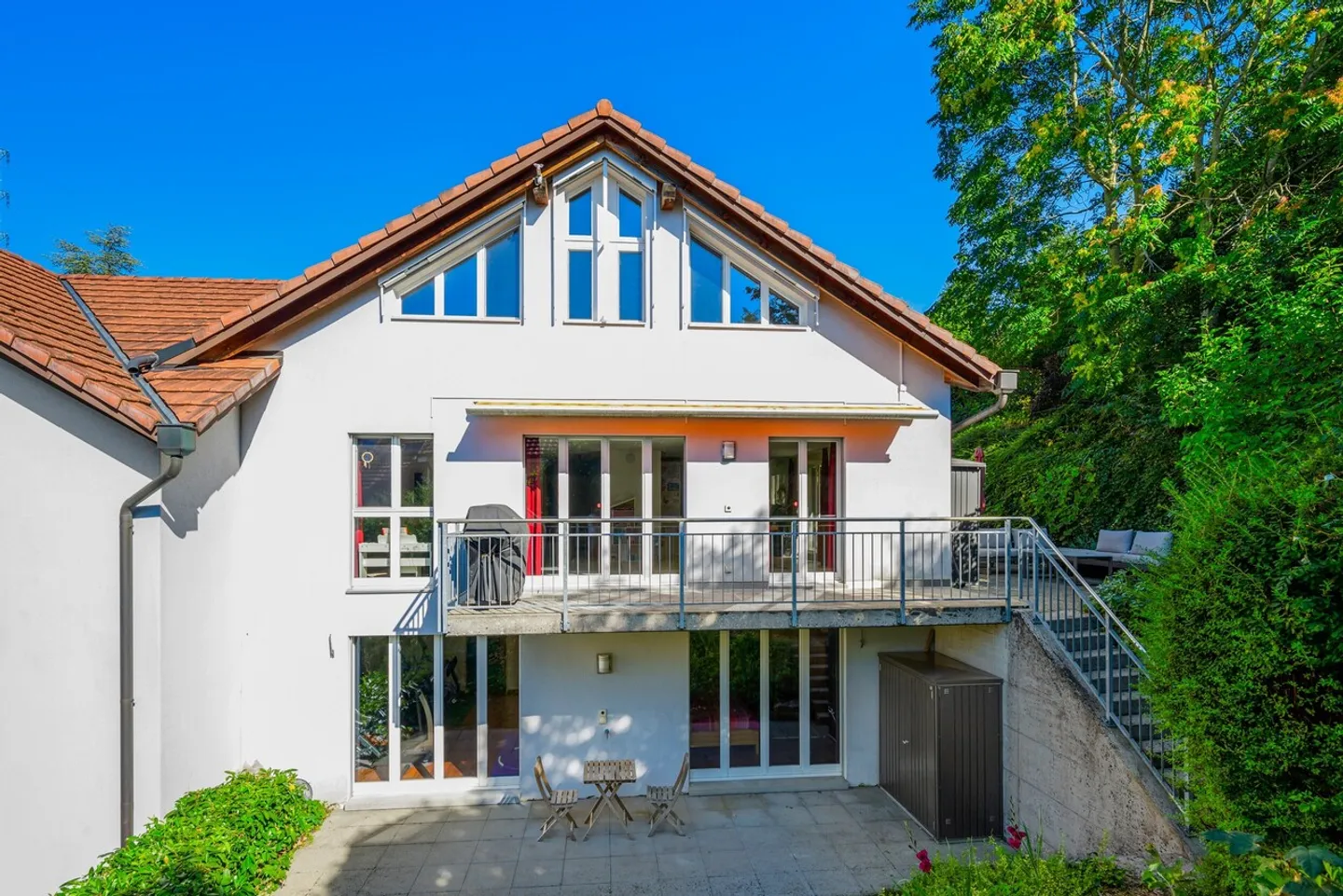 Casa bifamiliare esclusiva con privacy e tanto verde - Foto 1 di 16