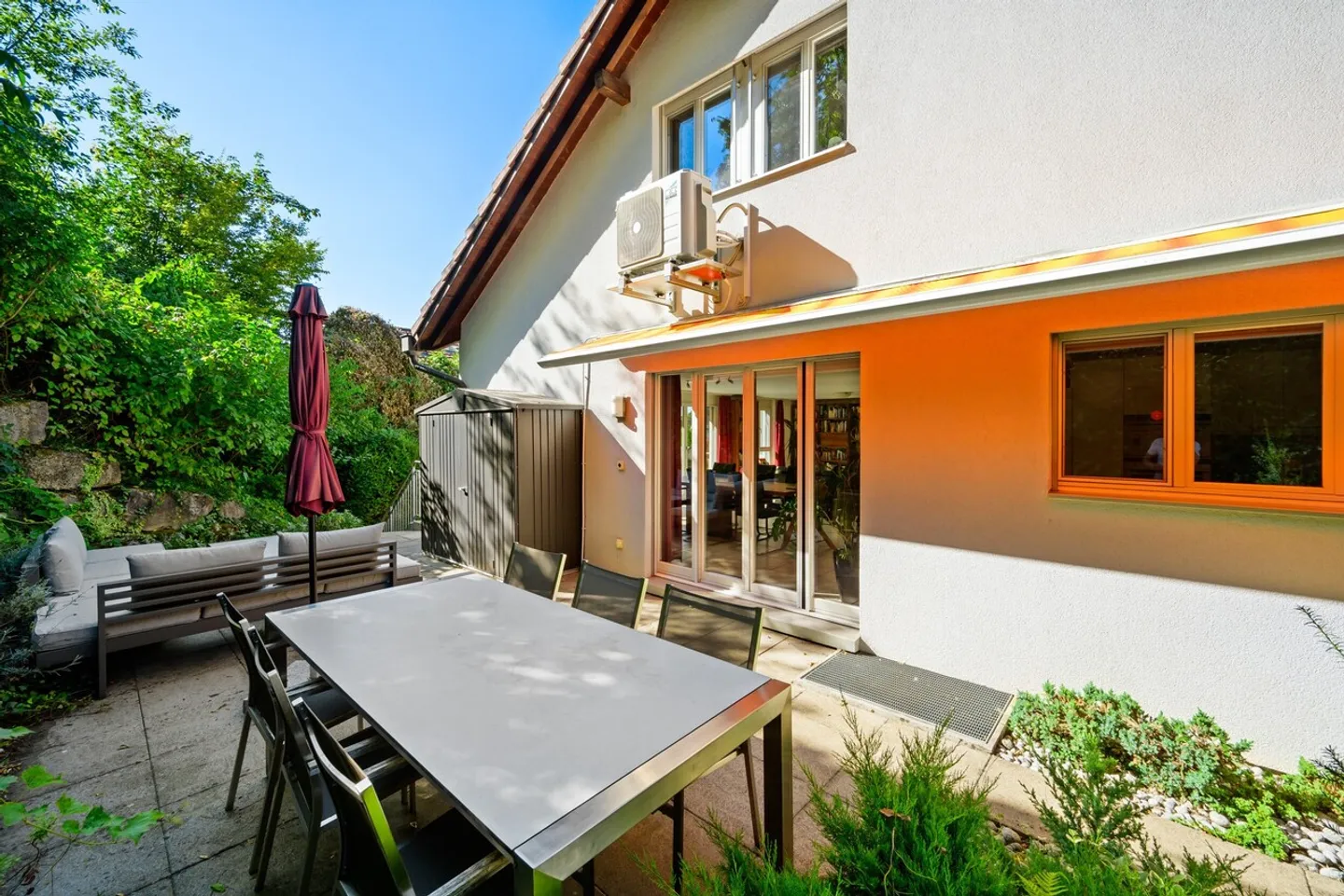 Casa bifamiliare esclusiva con privacy e tanto verde - Foto 2 di 16