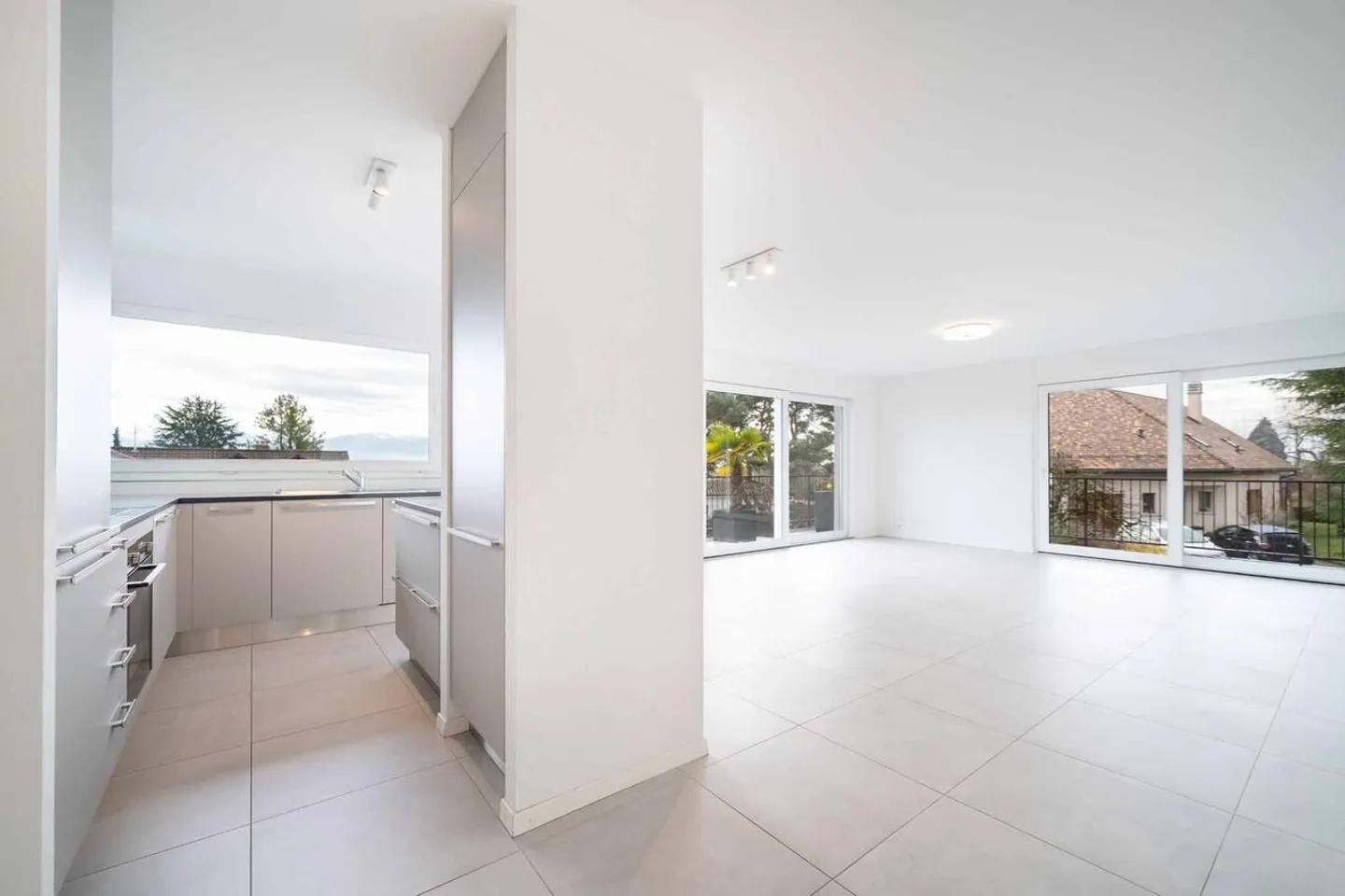 Magnificent 4.5-room apartment with a view of the lake and mountains in St-Prex - Photo 4 of 12