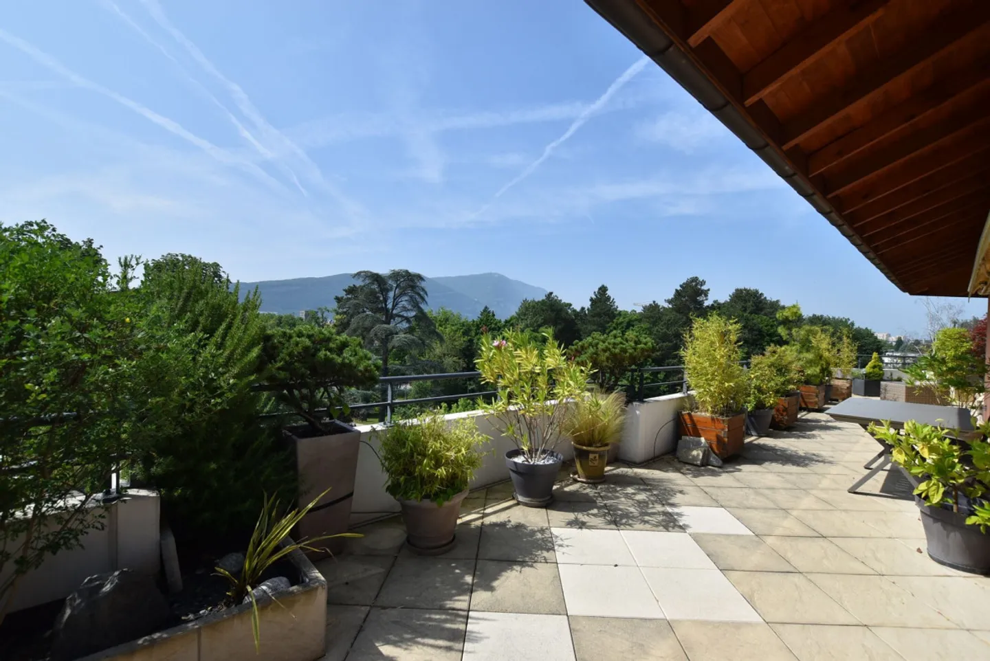 ATTIQUE DE RÊVE AVEC TERRASSES. VUE DU MONT-BLANC AU JURA! PROCHE DE PUPLINGE - Photo 2 sur 11