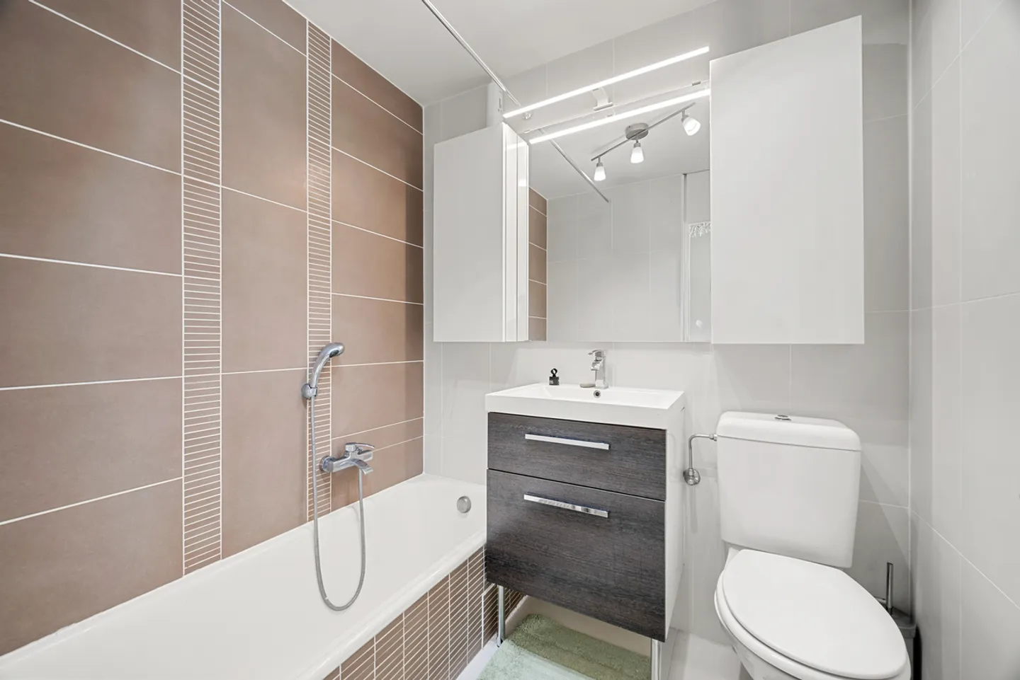 Architect-designed house in the heart of the Geneva countryside, Left Bank - Photo 16 of 19