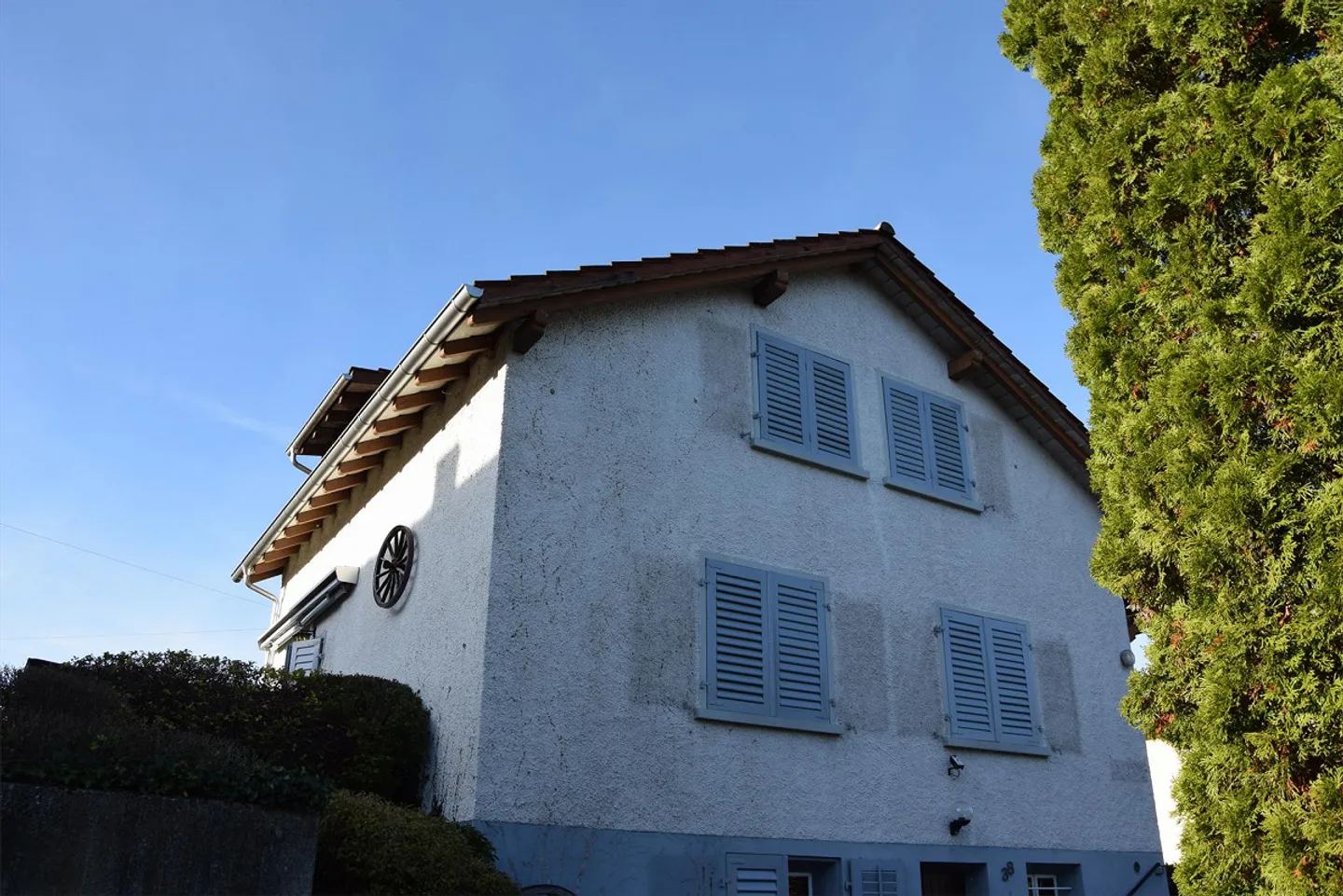 Detached single-family house with separate garage - Photo 2 of 16