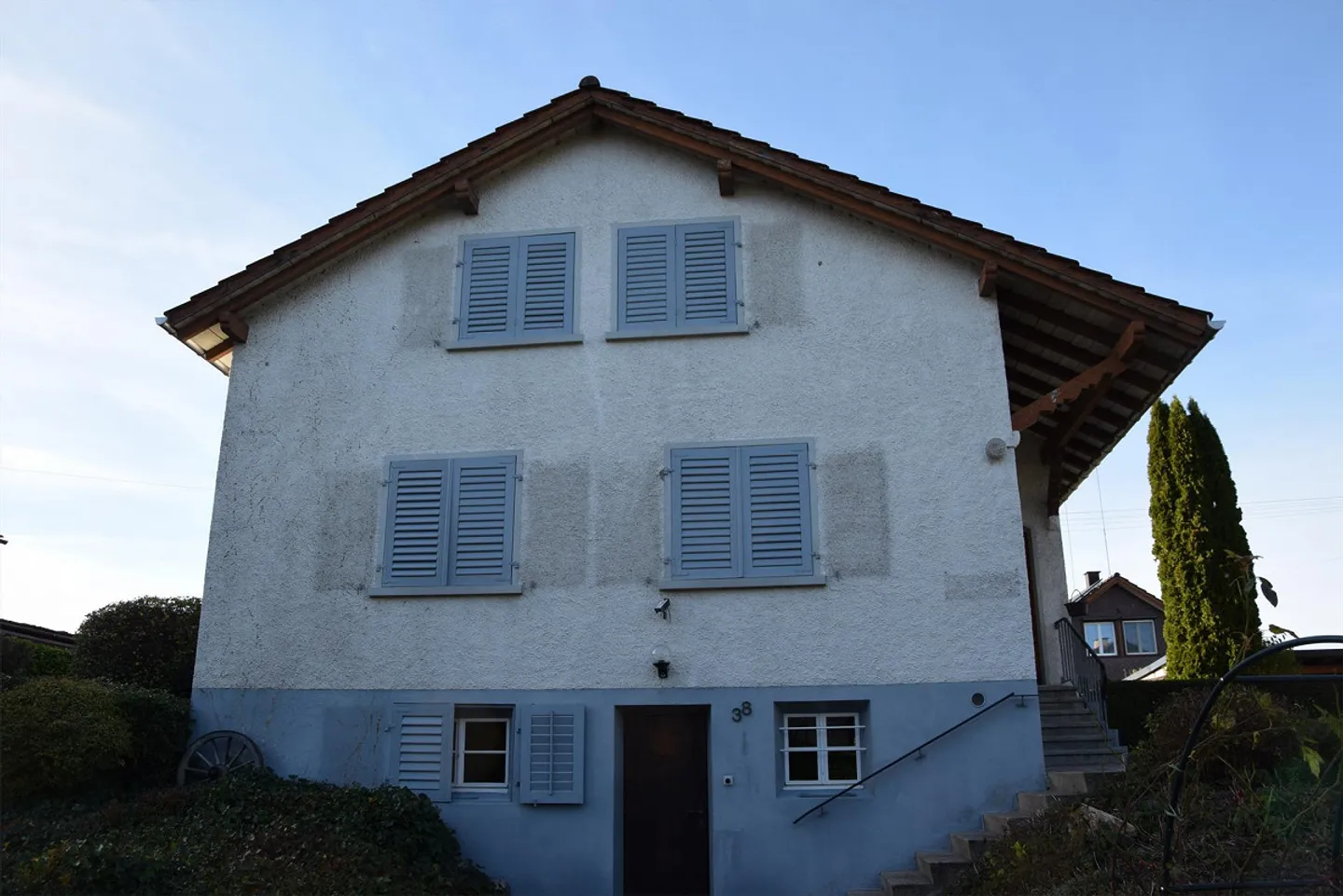 Detached single-family house with separate garage - Photo 3 of 16