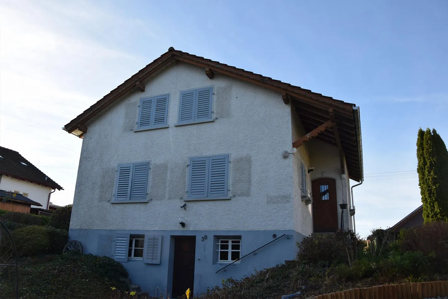 Detached single-family house with separate garage - Photo 1 of 16