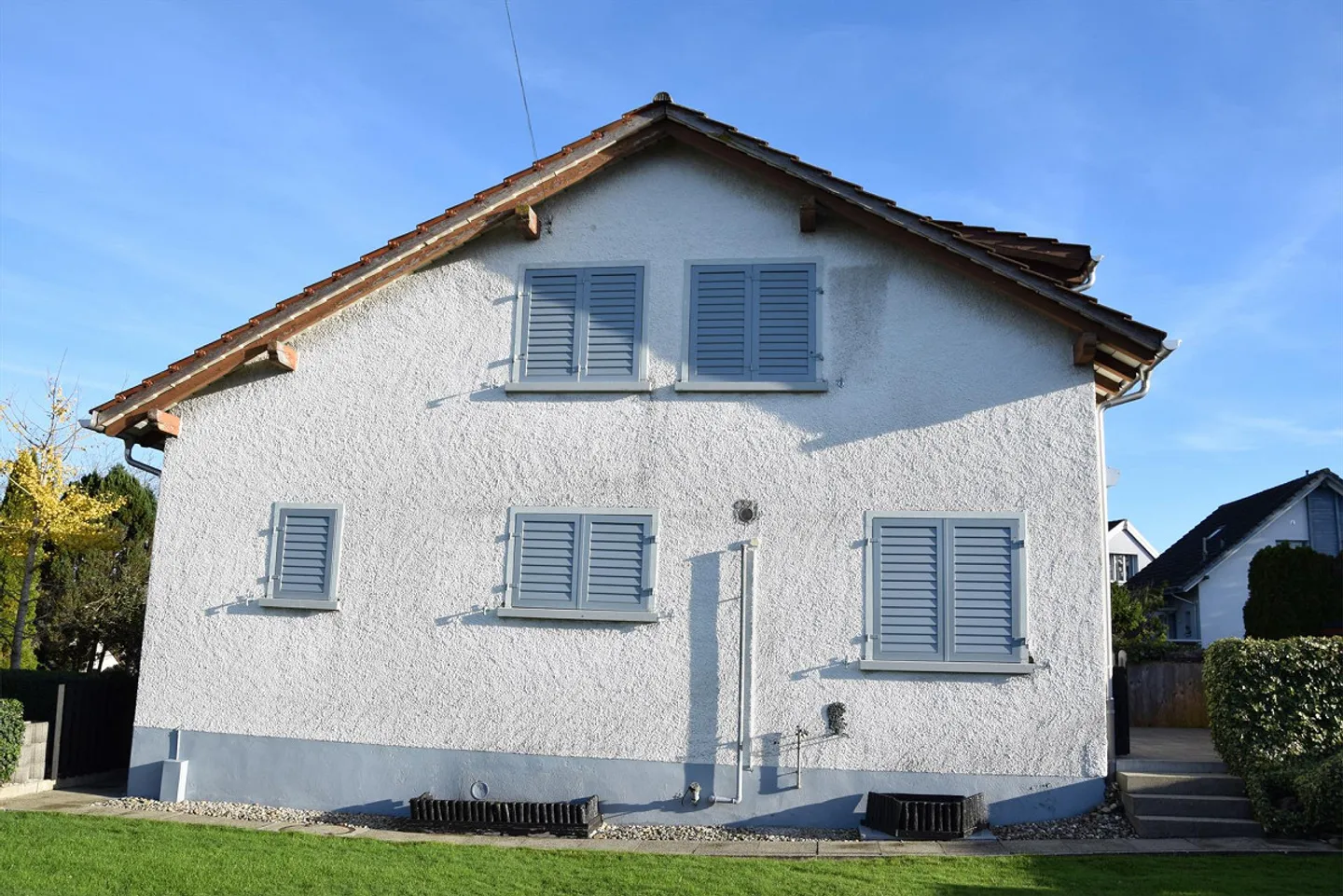 Detached single-family house with separate garage - Photo 4 of 16