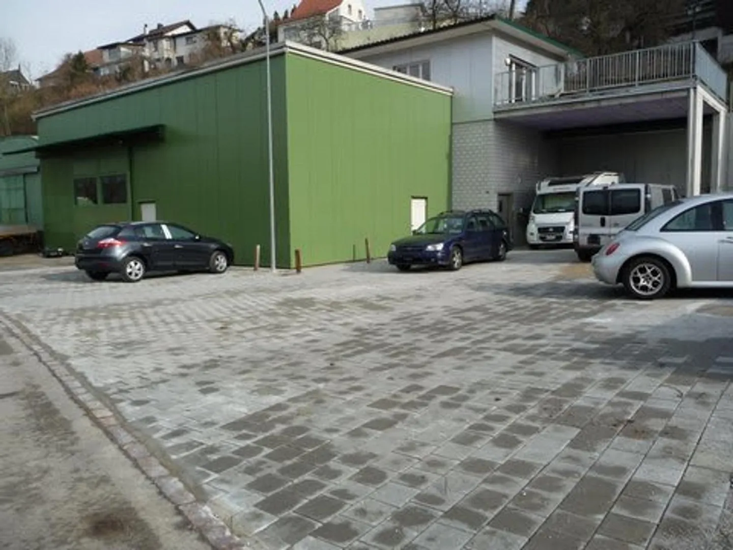 Officina con appartamento di 4,5 stanze - Foto 1 di 13