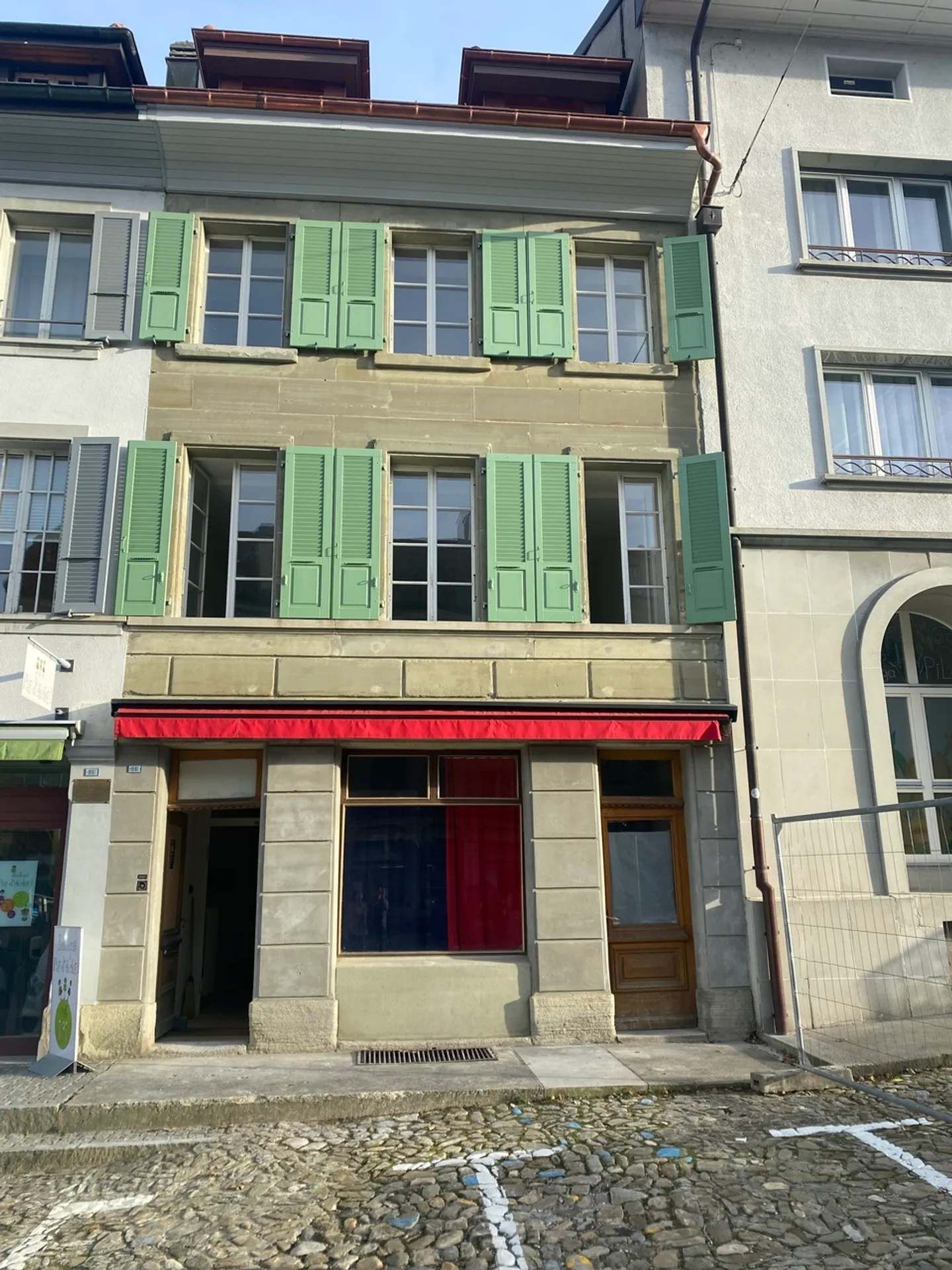 Small commercial space with showcase in the heart of Romont - Photo 1 of 2