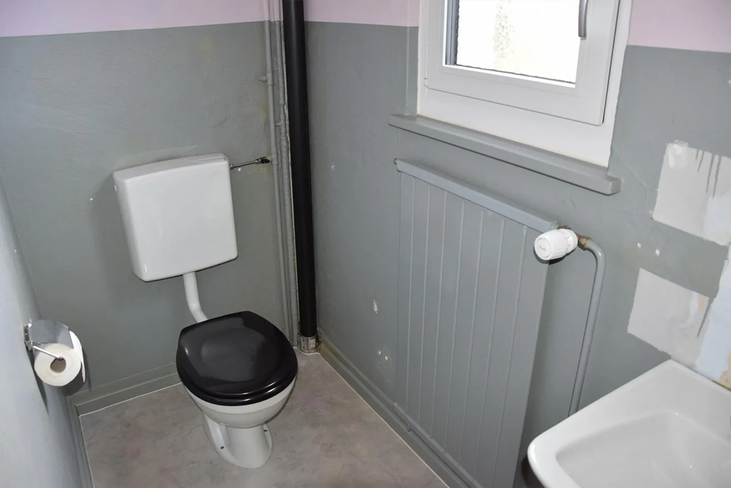 Detached single-family house with separate garage - Photo 14 of 16