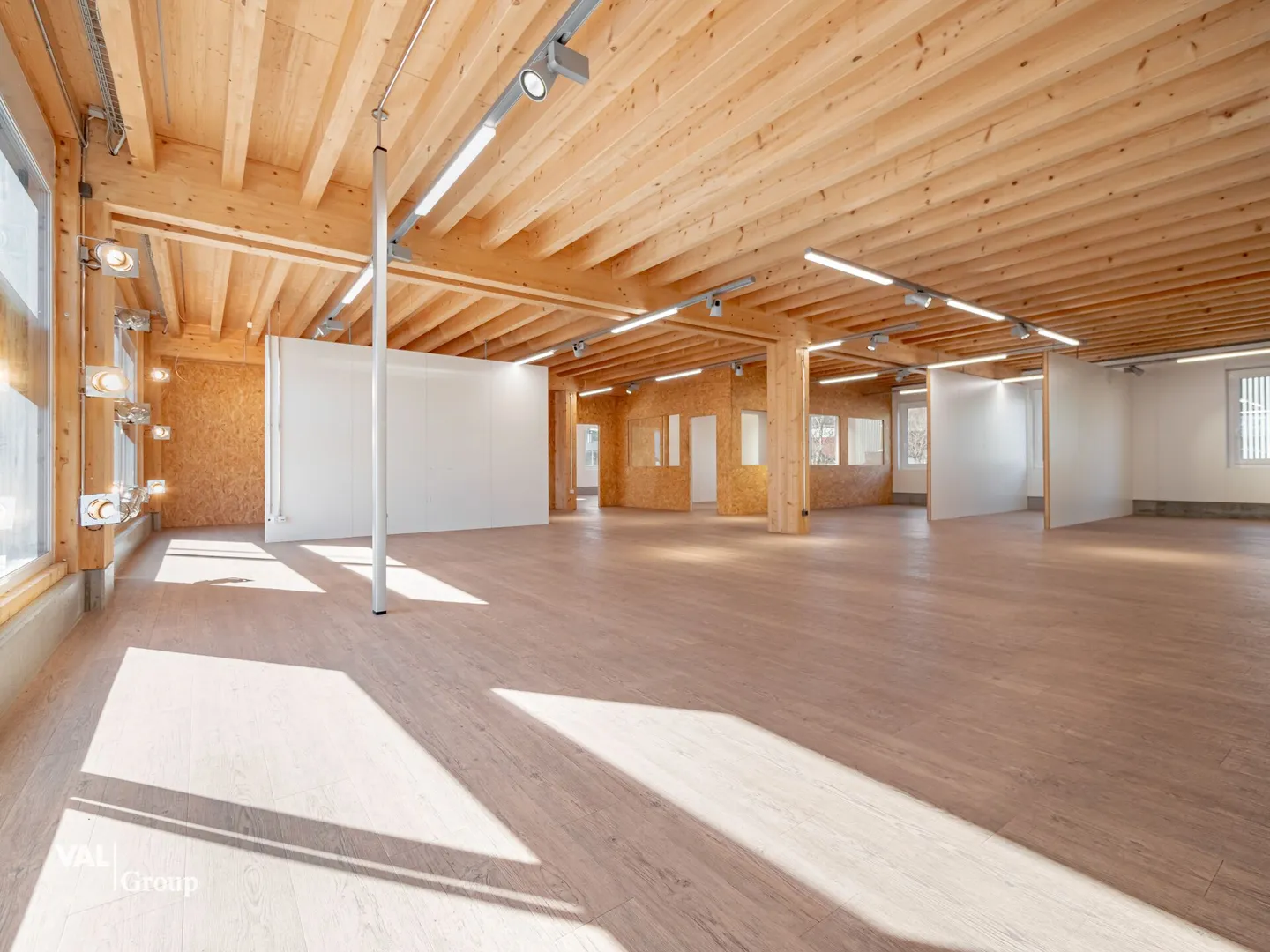 Moderna hall commerciale con rendimento attraente - Foto 1 di 10