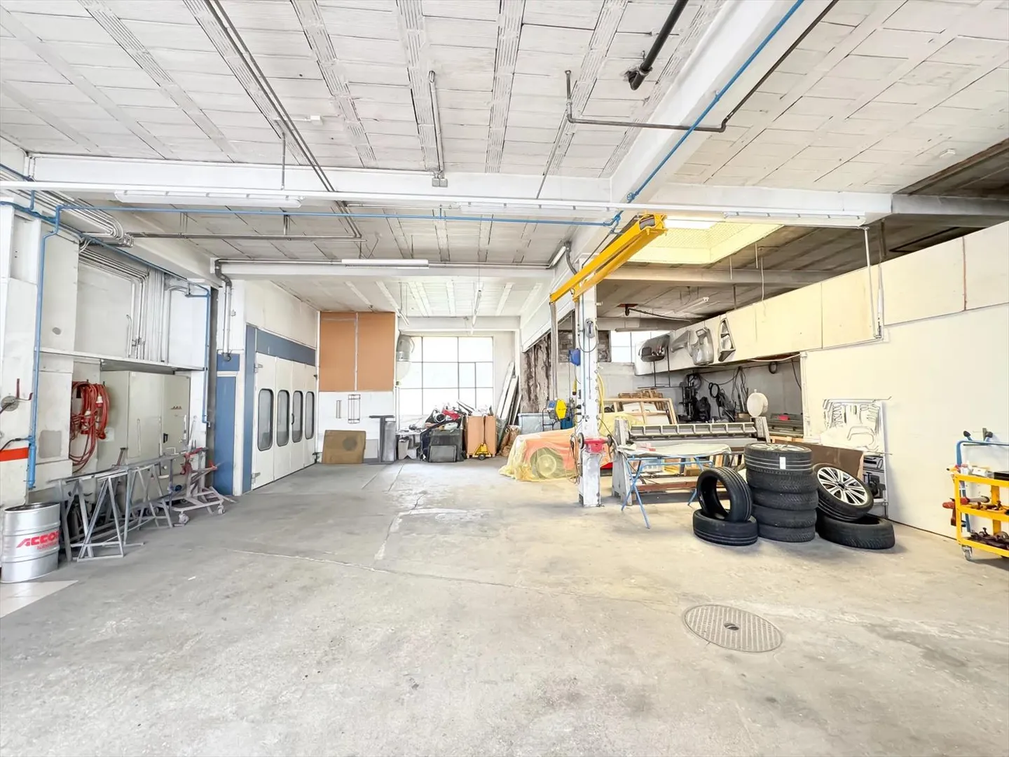 Mixed-use building - Photo 10 of 13