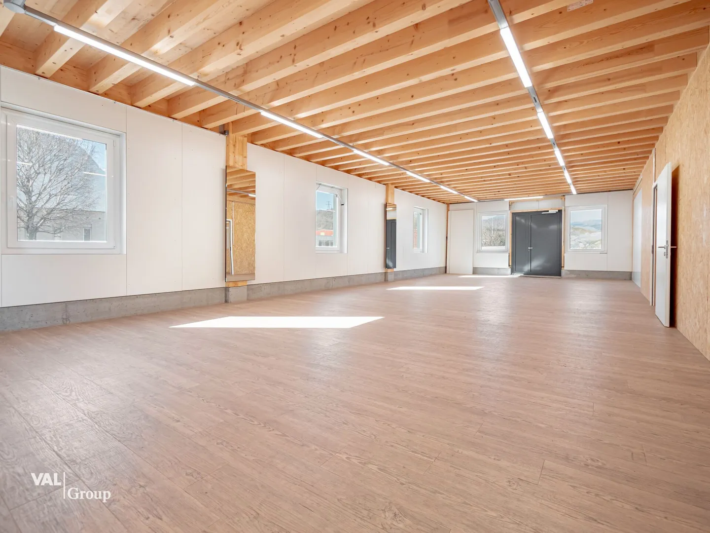 Moderna hall commerciale con rendimento attraente - Foto 2 di 10