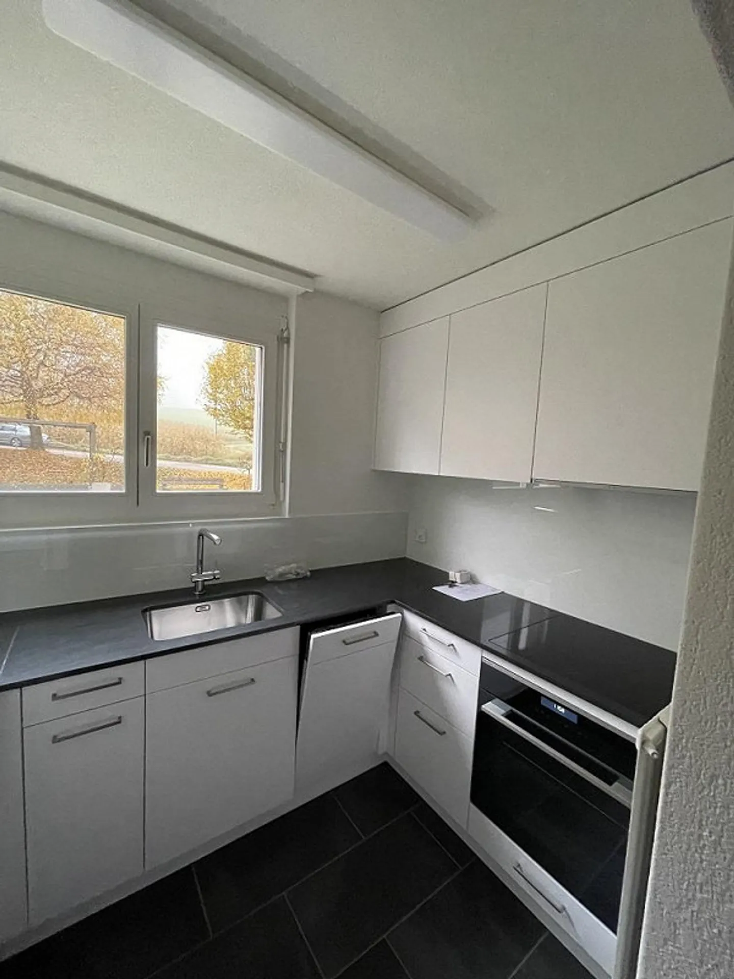 Charming single apartment available - Photo 2 of 4