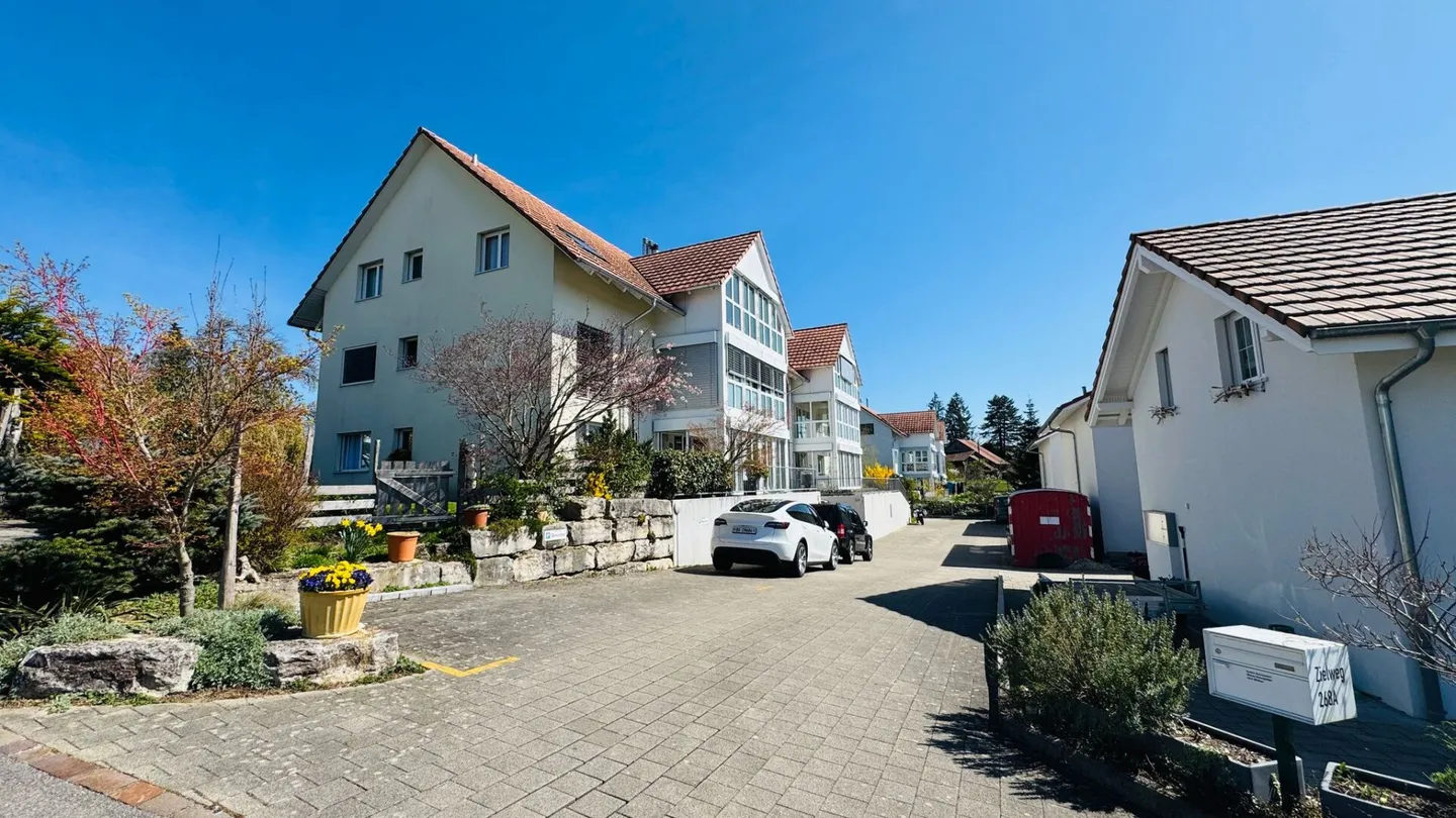 Grosse 4.5 Zimmer-Wohnung, Lift, 2 Nasszellen, Wintergarten, Balkon, Keller, AEHP und PP - Foto 1 von 16