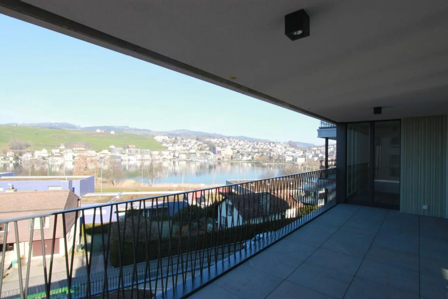 Vivre avec une belle vue sur le lac et les montagnes - Photo 1 sur 8