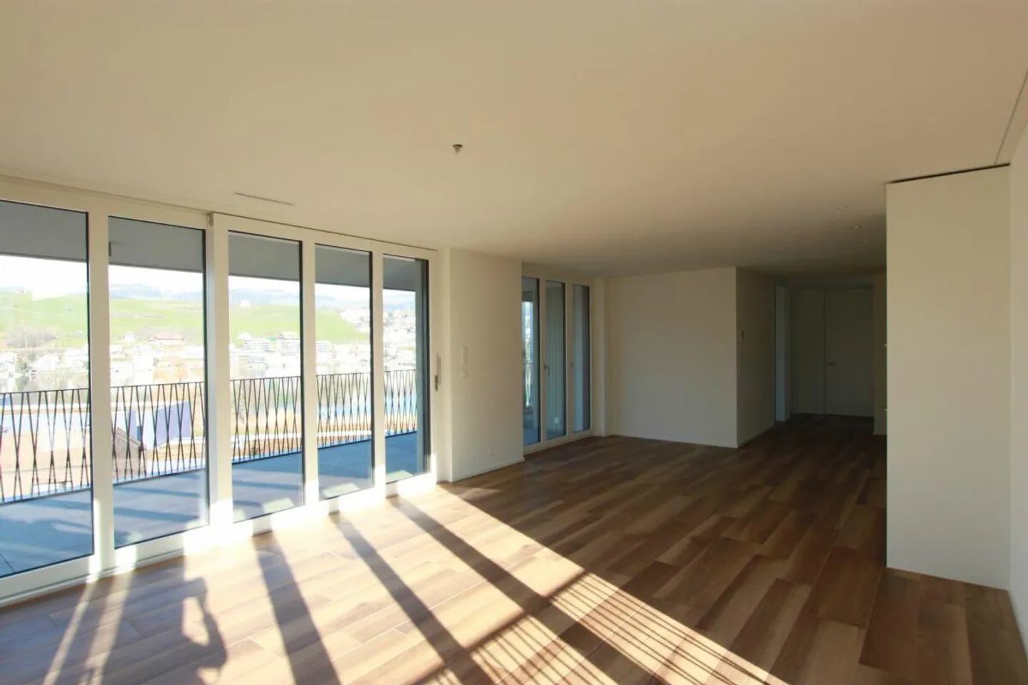 Vivre avec une belle vue sur le lac et les montagnes - Photo 4 sur 8