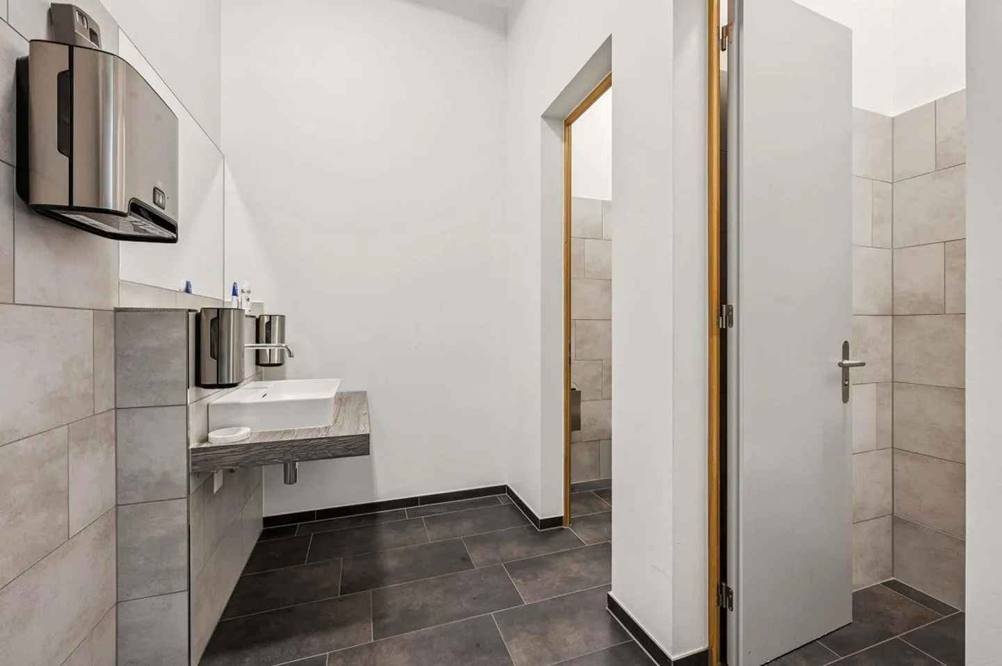 Top developed office/commercial spaces directly at Schaffhausen train station - Photo 12 of 19