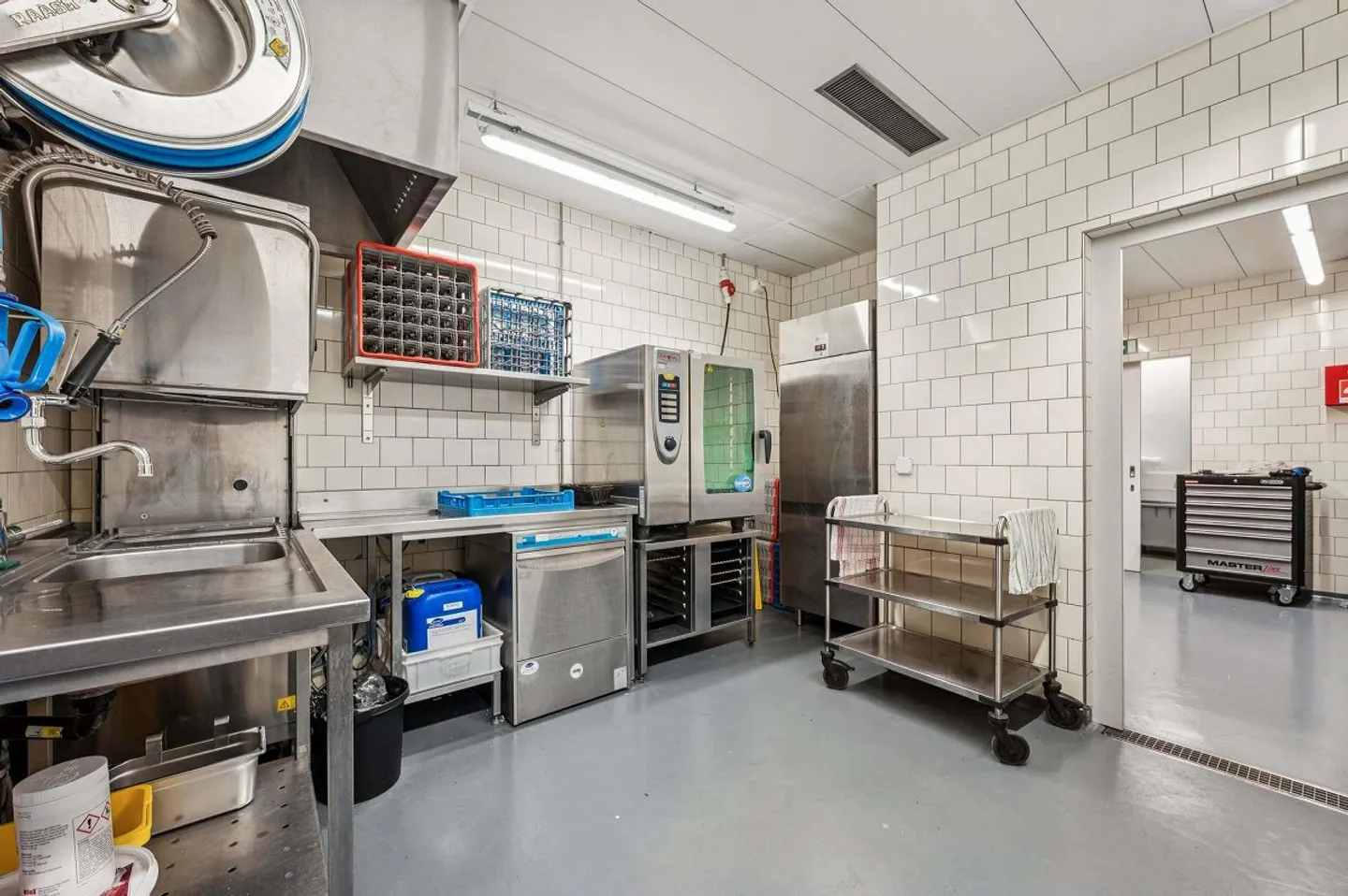 Top developed office/commercial spaces directly at Schaffhausen train station - Photo 14 of 19
