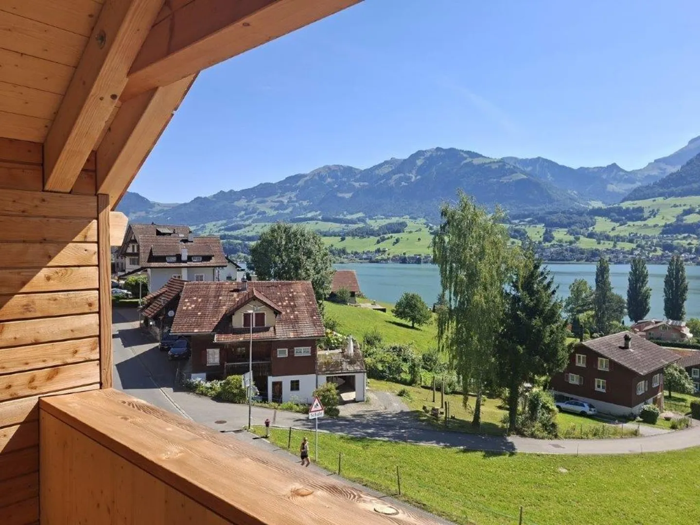 180 m2 living space with a view of Lake Sarner - Photo 3 of 6