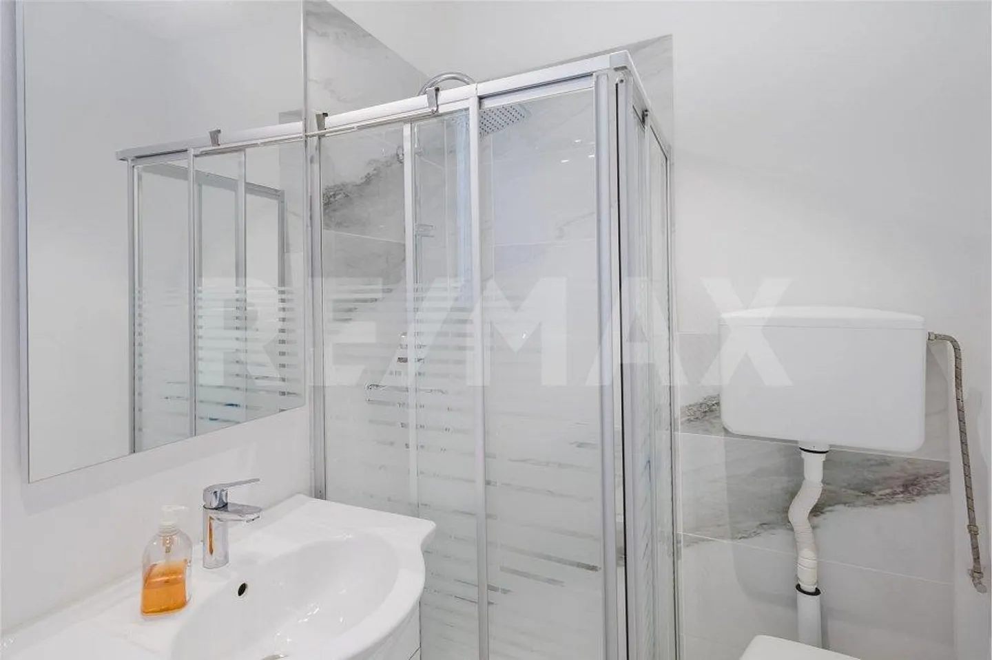 Single-family house or two-family house: one property, many possibilities - Photo 10 of 13
