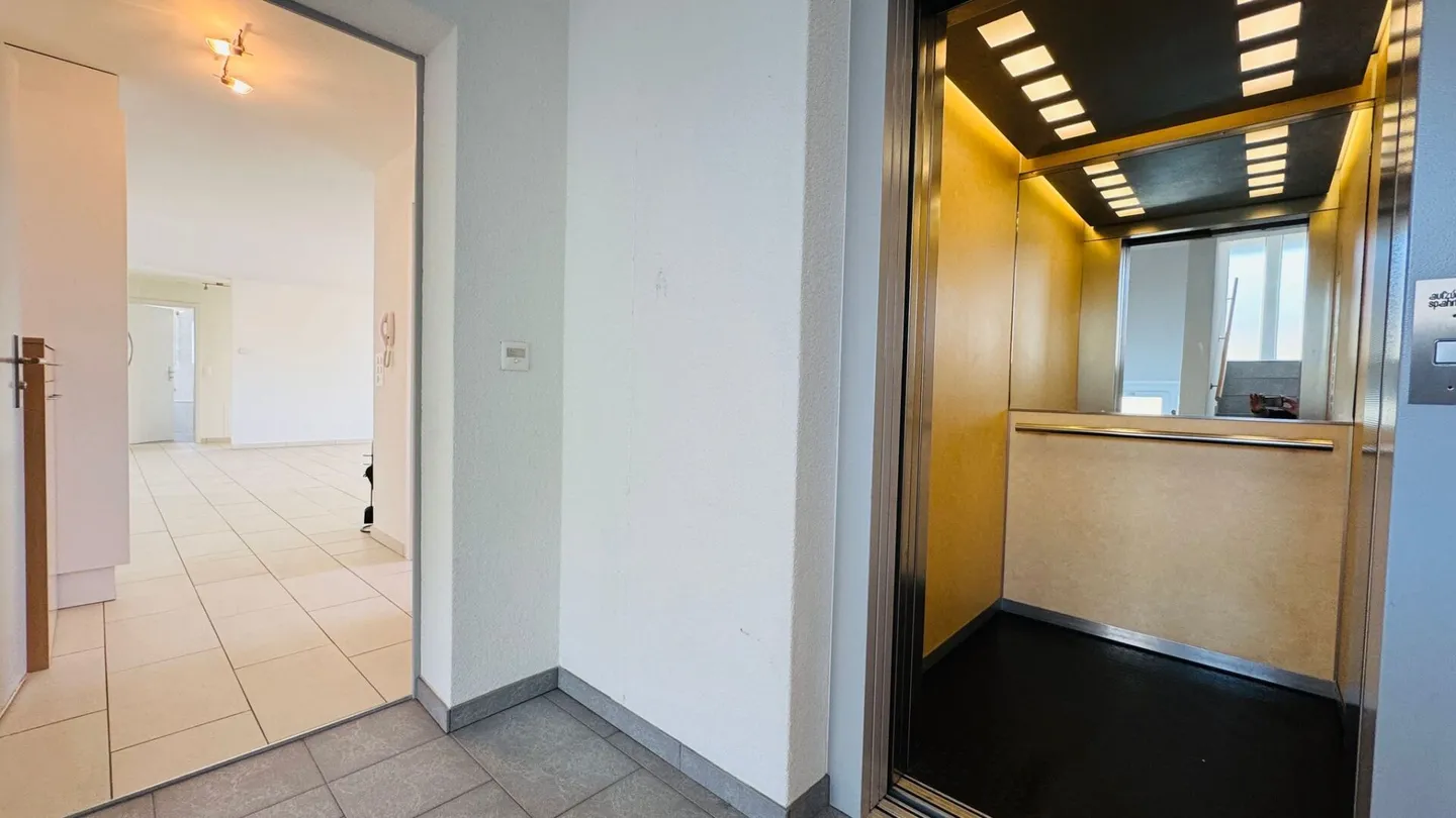 Grosse 4.5 Zimmer-Wohnung, Lift, 2 Nasszellen, Wintergarten, Balkon, Keller, AEHP und PP - Foto 2 von 16