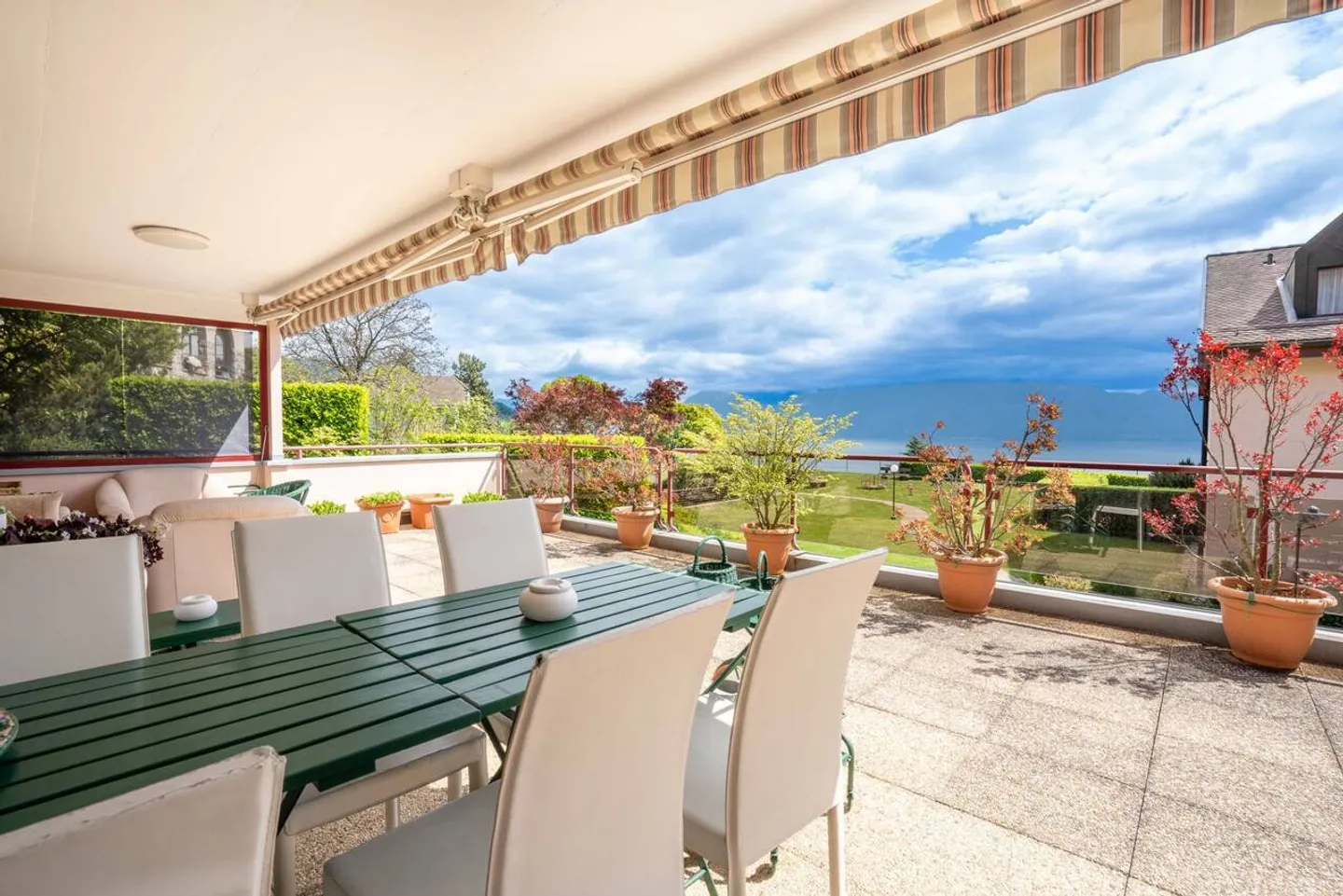 Appartamento 3,5 locali con spaziosa terrazza - Vista mozzafiato sul lago e sulle Alpi in un quartiere tranquillo e preservato - Foto 2 di 6