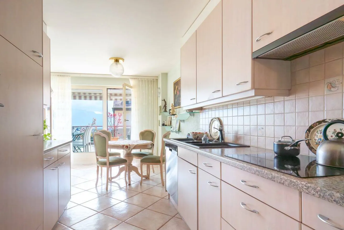Appartamento 3,5 locali con spaziosa terrazza - Vista mozzafiato sul lago e sulle Alpi in un quartiere tranquillo e preservato - Foto 3 di 6