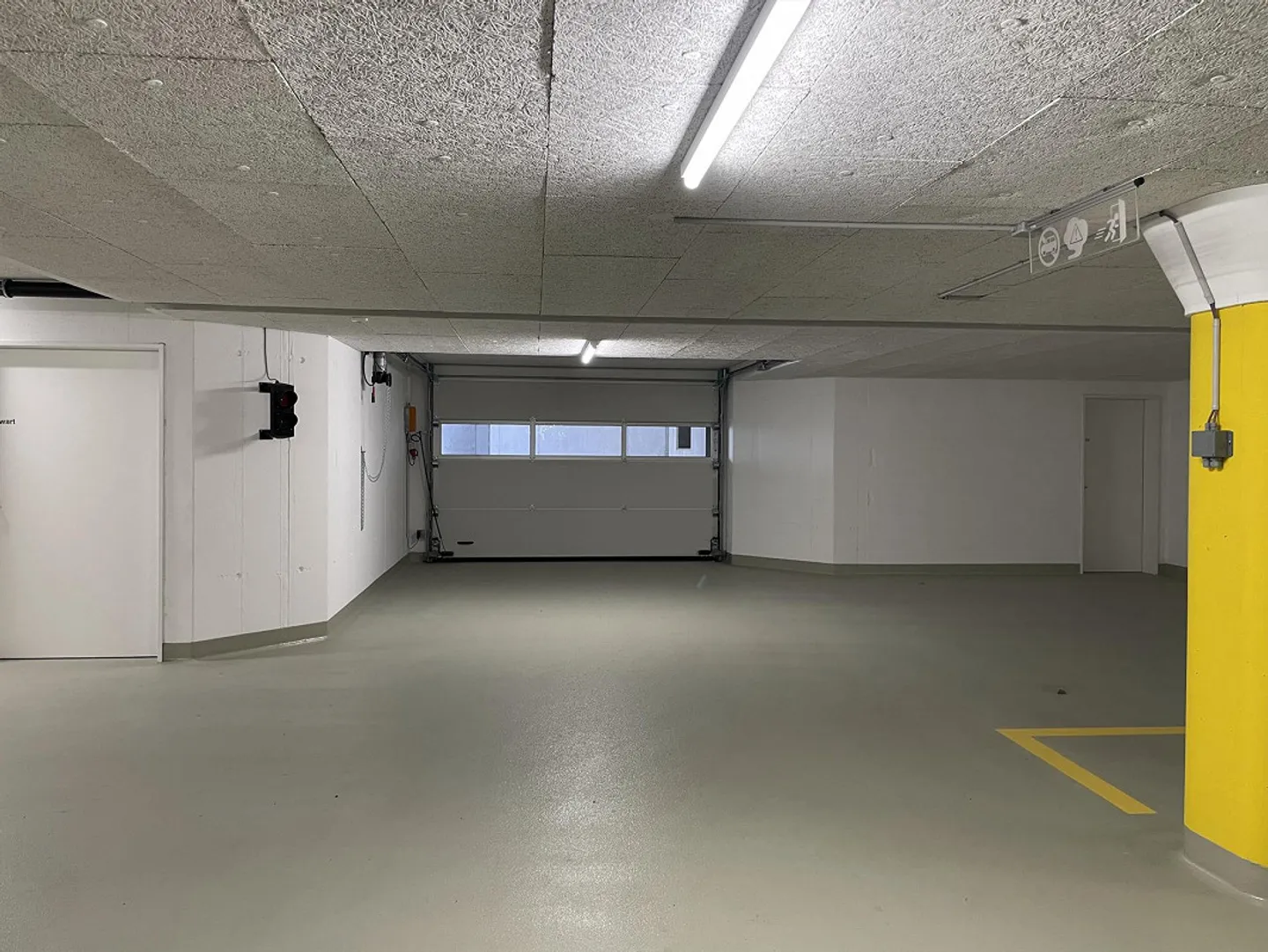 Places de stationnement en sous-sol dans un nouveau complexe résidentiel - Photo 2 sur 4