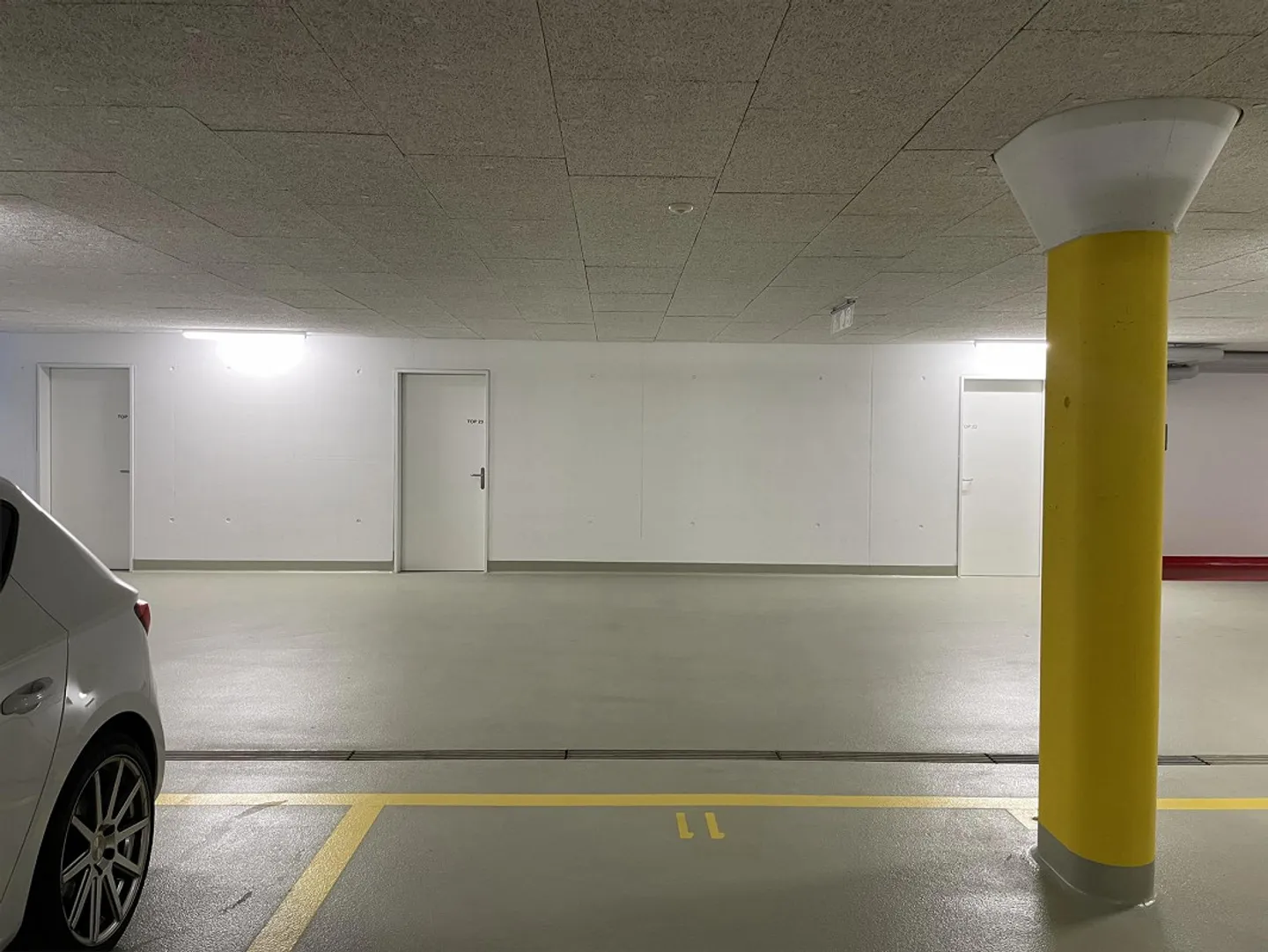 Places de stationnement en sous-sol dans un nouveau complexe résidentiel - Photo 3 sur 4