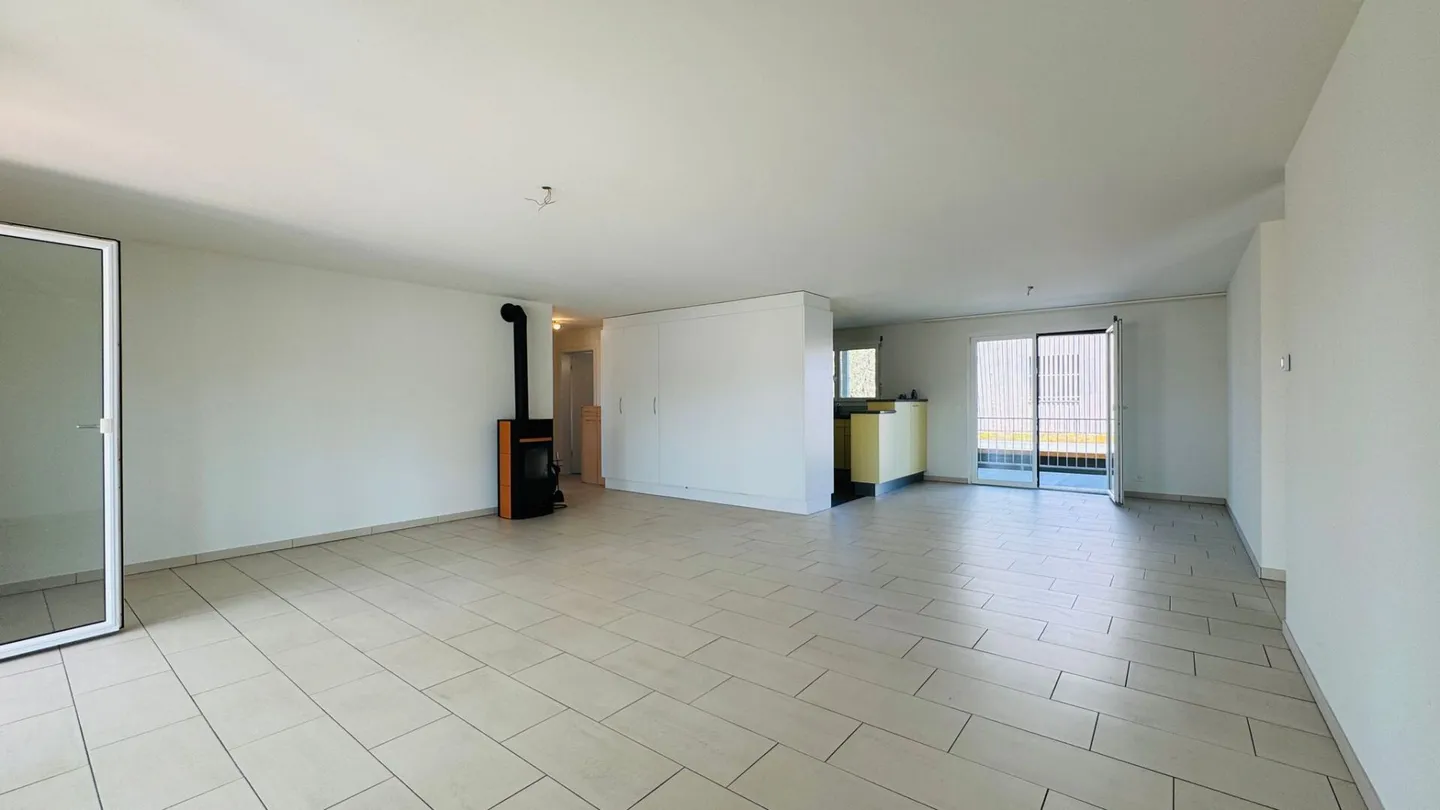 Grosse 4.5 Zimmer-Wohnung, Lift, 2 Nasszellen, Wintergarten, Balkon, Keller, AEHP und PP - Foto 4 von 16