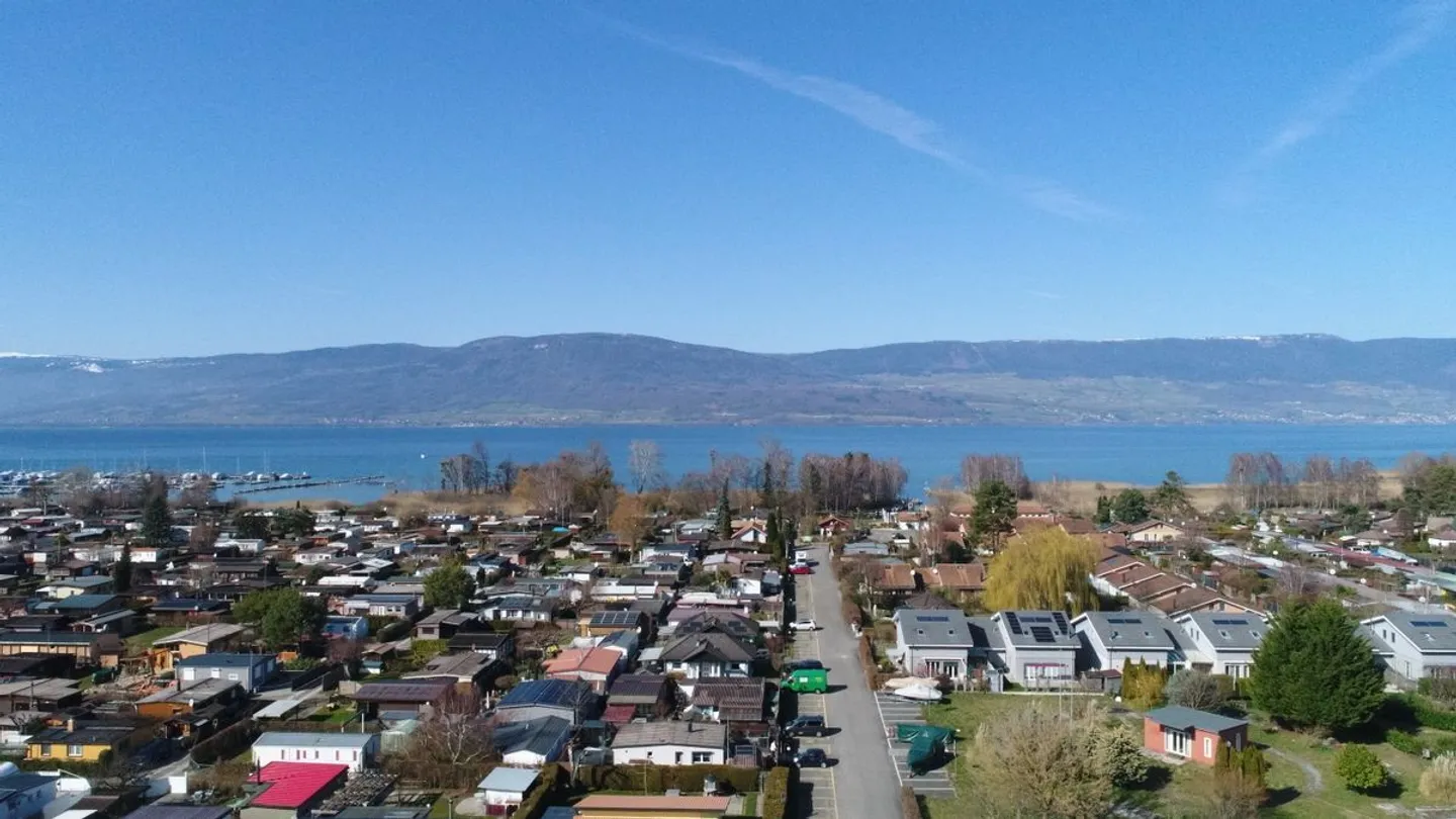 Penthouse lumineux avec grande terrasse et vue sur le lac - Cheyres - Photo 3 sur 11