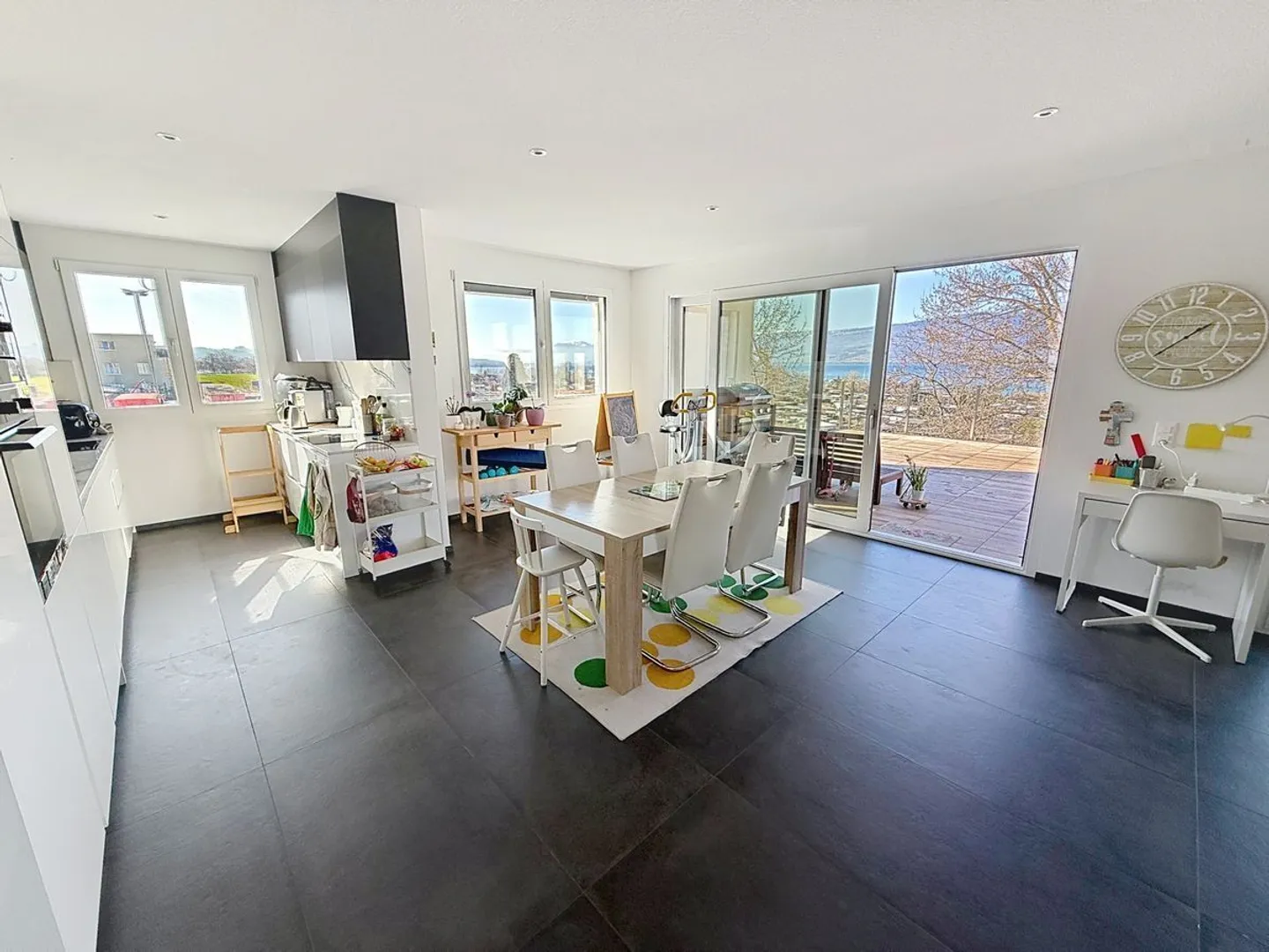 Penthouse lumineux avec grande terrasse et vue sur le lac - Cheyres - Photo 5 sur 11