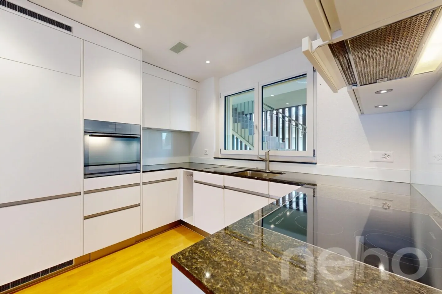 Appartamento 2.5 camere ben curato con balcone coperto in una posizione tranquilla - Foto 4 di 12