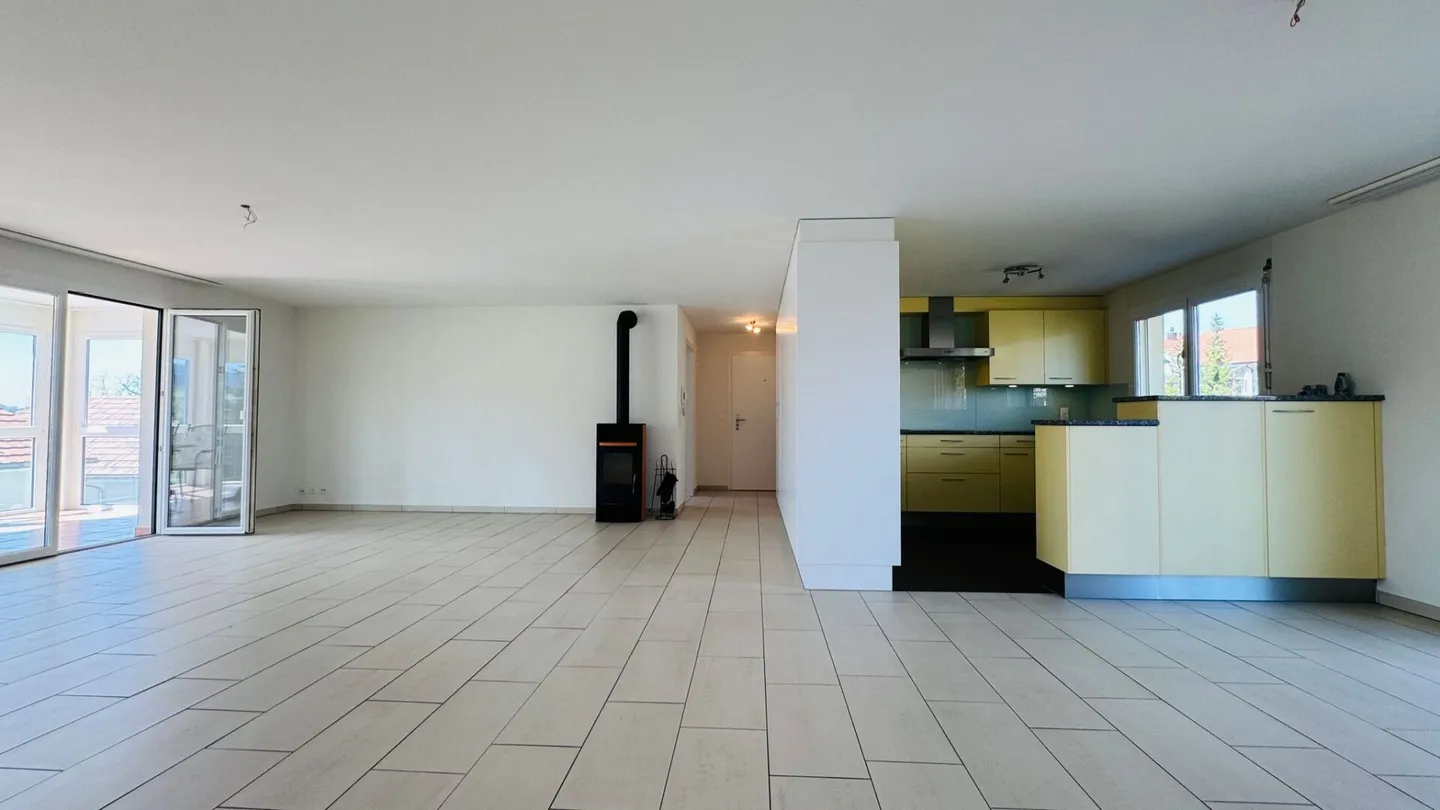 Grosse 4.5 Zimmer-Wohnung, Lift, 2 Nasszellen, Wintergarten, Balkon, Keller, AEHP und PP - Foto 5 von 16