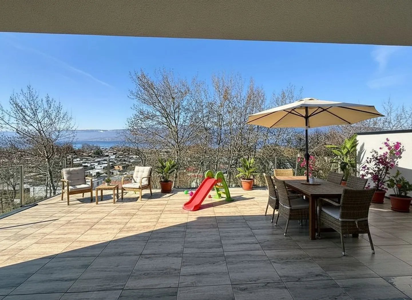 Penthouse lumineux avec grande terrasse et vue sur le lac - Cheyres - Photo 11 sur 11