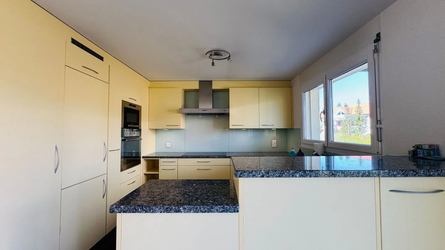 Grosse 4.5 Zimmer-Wohnung, Lift, 2 Nasszellen, Wintergarten, Balkon, Keller, AEHP und PP - Foto 6 von 16
