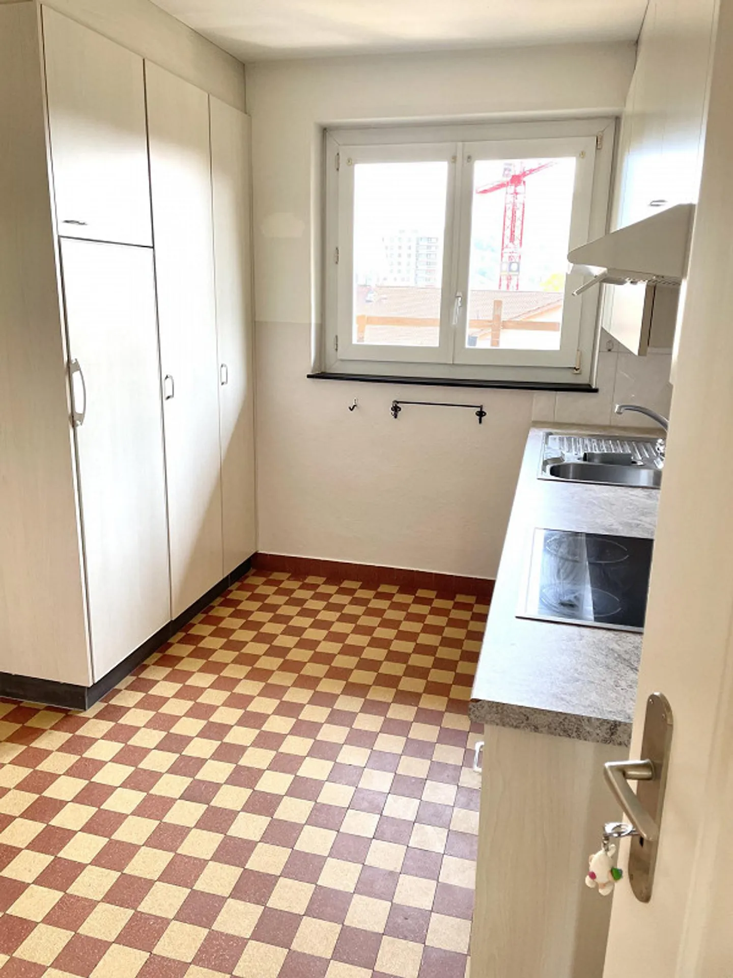 Appartement pratique près de la ville - Photo 3 sur 5