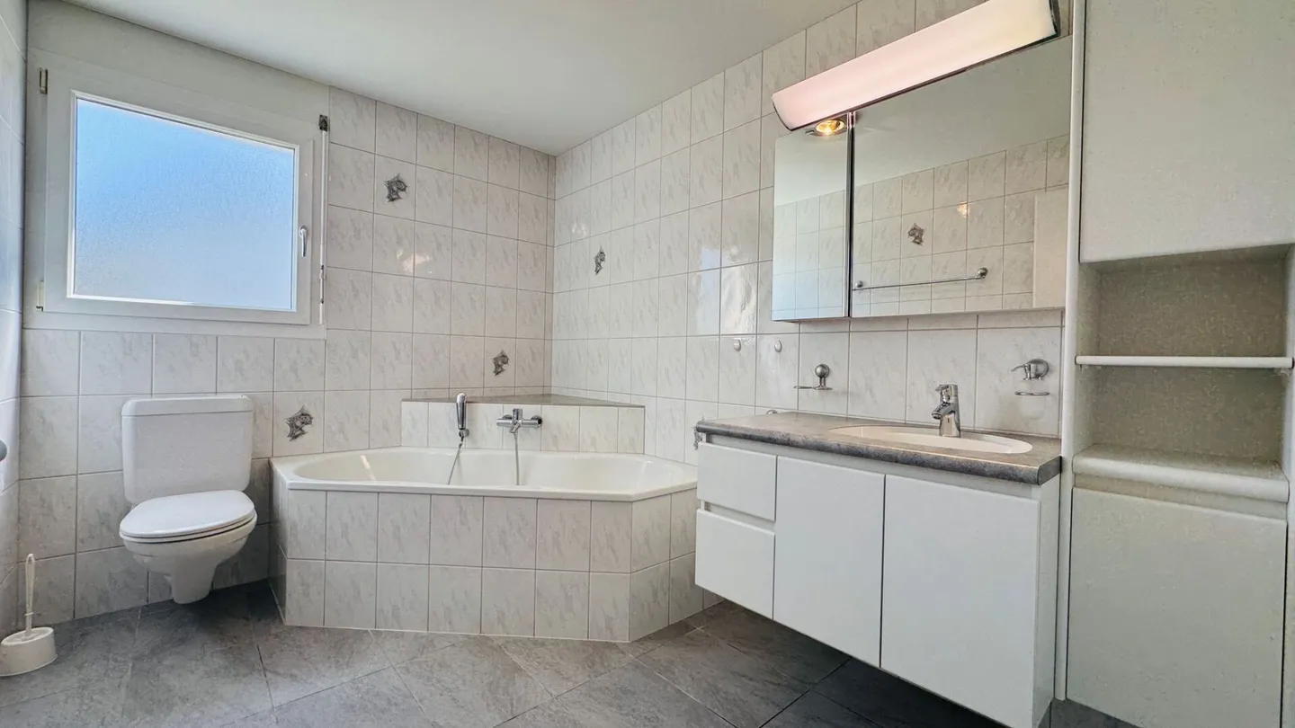 Grosse 4.5 Zimmer-Wohnung, Lift, 2 Nasszellen, Wintergarten, Balkon, Keller, AEHP und PP - Foto 8 von 16