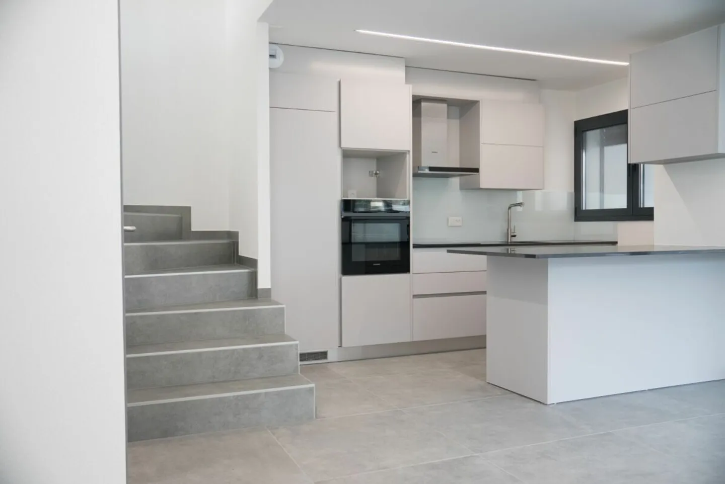 Wunderschöne zeitgenössische und Reihenhausvilla! - Foto 5 von 9