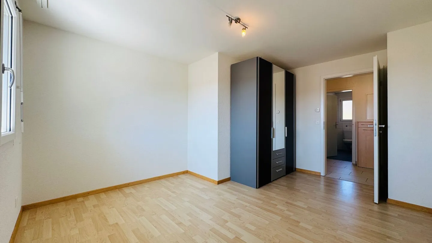 Grosse 4.5 Zimmer-Wohnung, Lift, 2 Nasszellen, Wintergarten, Balkon, Keller, AEHP und PP - Foto 10 von 16