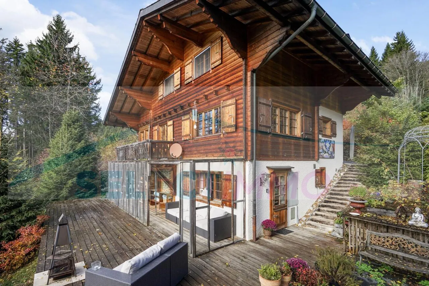 This warm chalet nestled in the heart of nature, quiet and sheltered from prying eyes, also benefits from a magnificent panorama and optimal sunshine - Photo 2 of 14