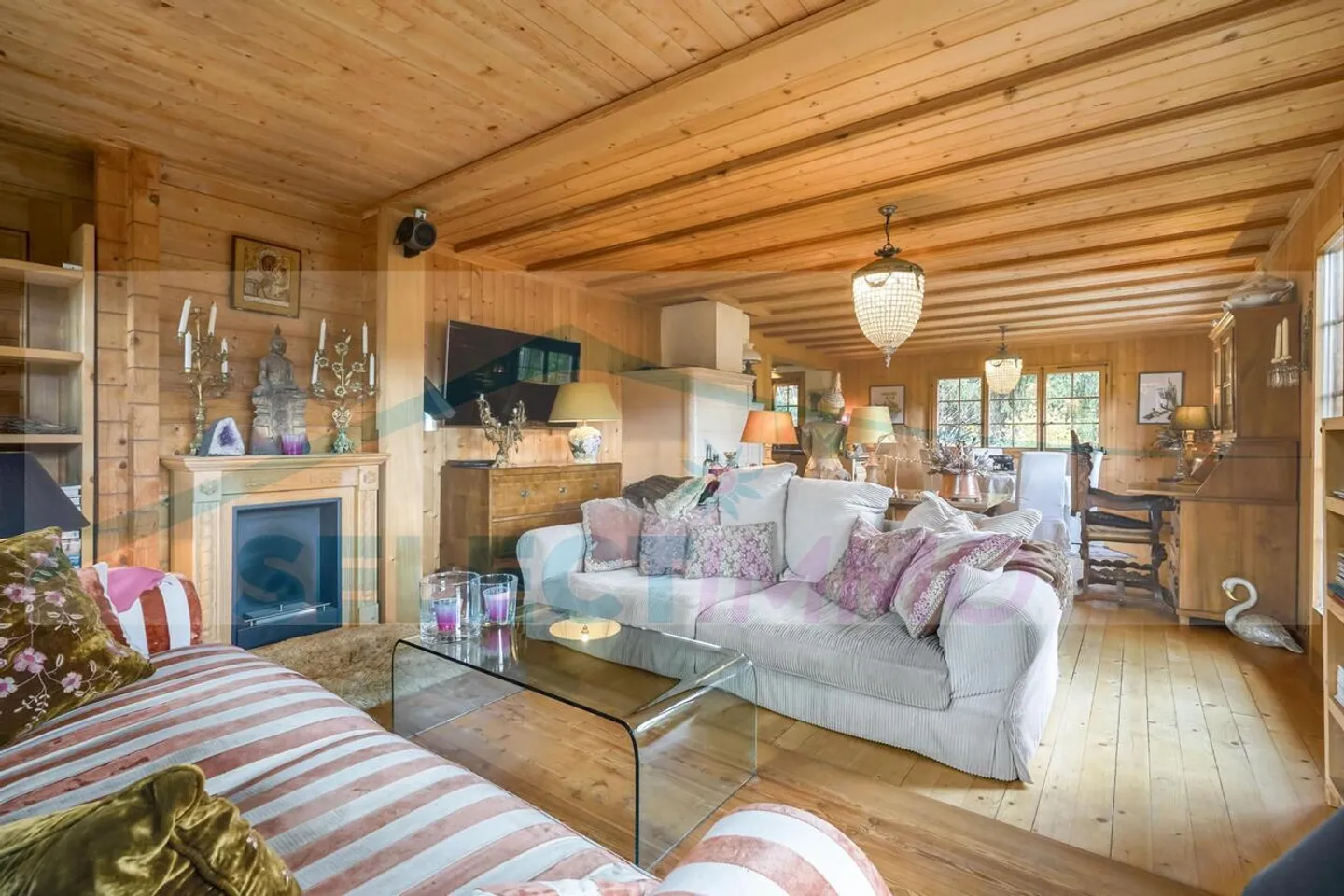 This warm chalet nestled in the heart of nature, quiet and sheltered from prying eyes, also benefits from a magnificent panorama and optimal sunshine - Photo 5 of 14
