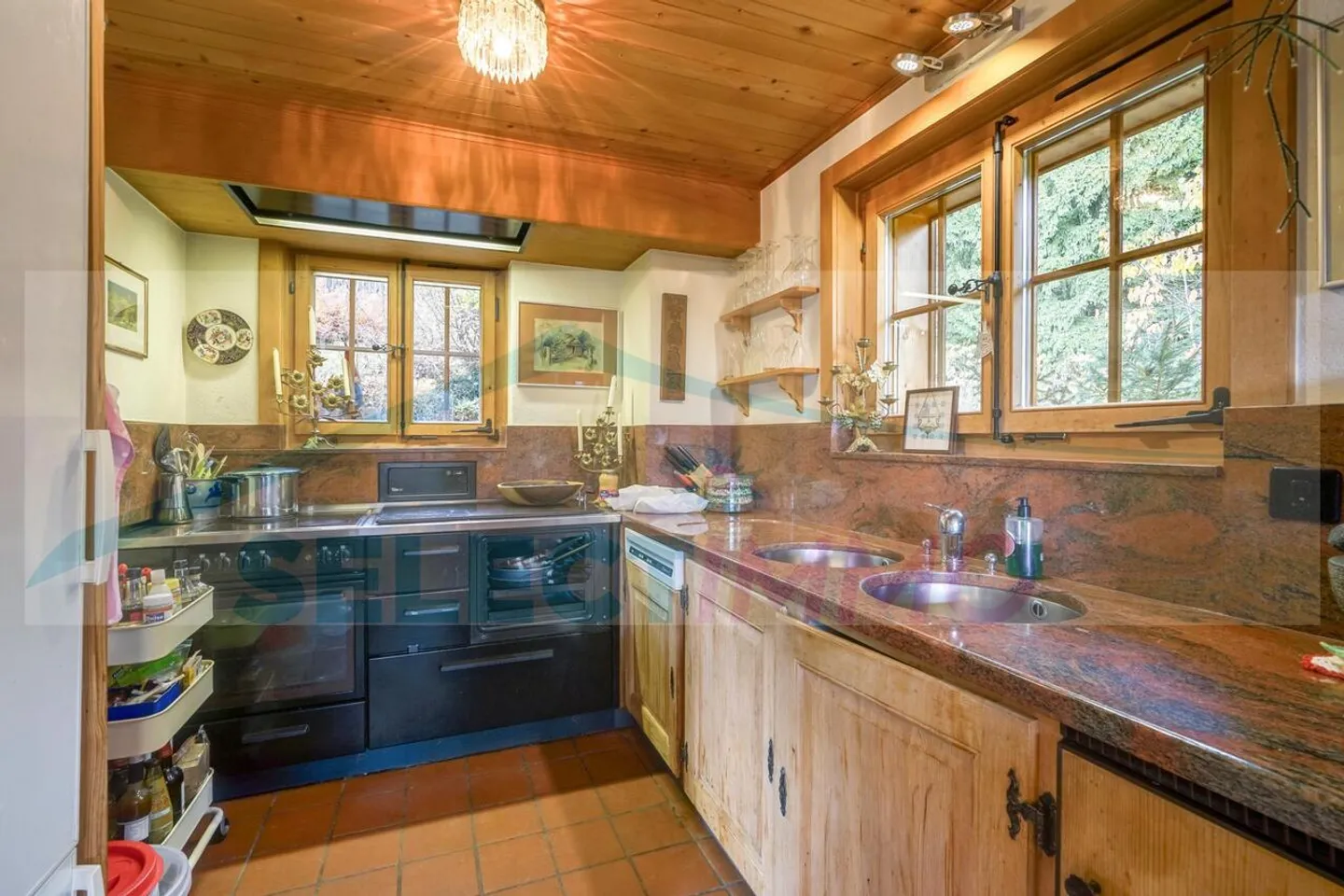 This warm chalet nestled in the heart of nature, quiet and sheltered from prying eyes, also benefits from a magnificent panorama and optimal sunshine - Photo 7 of 14