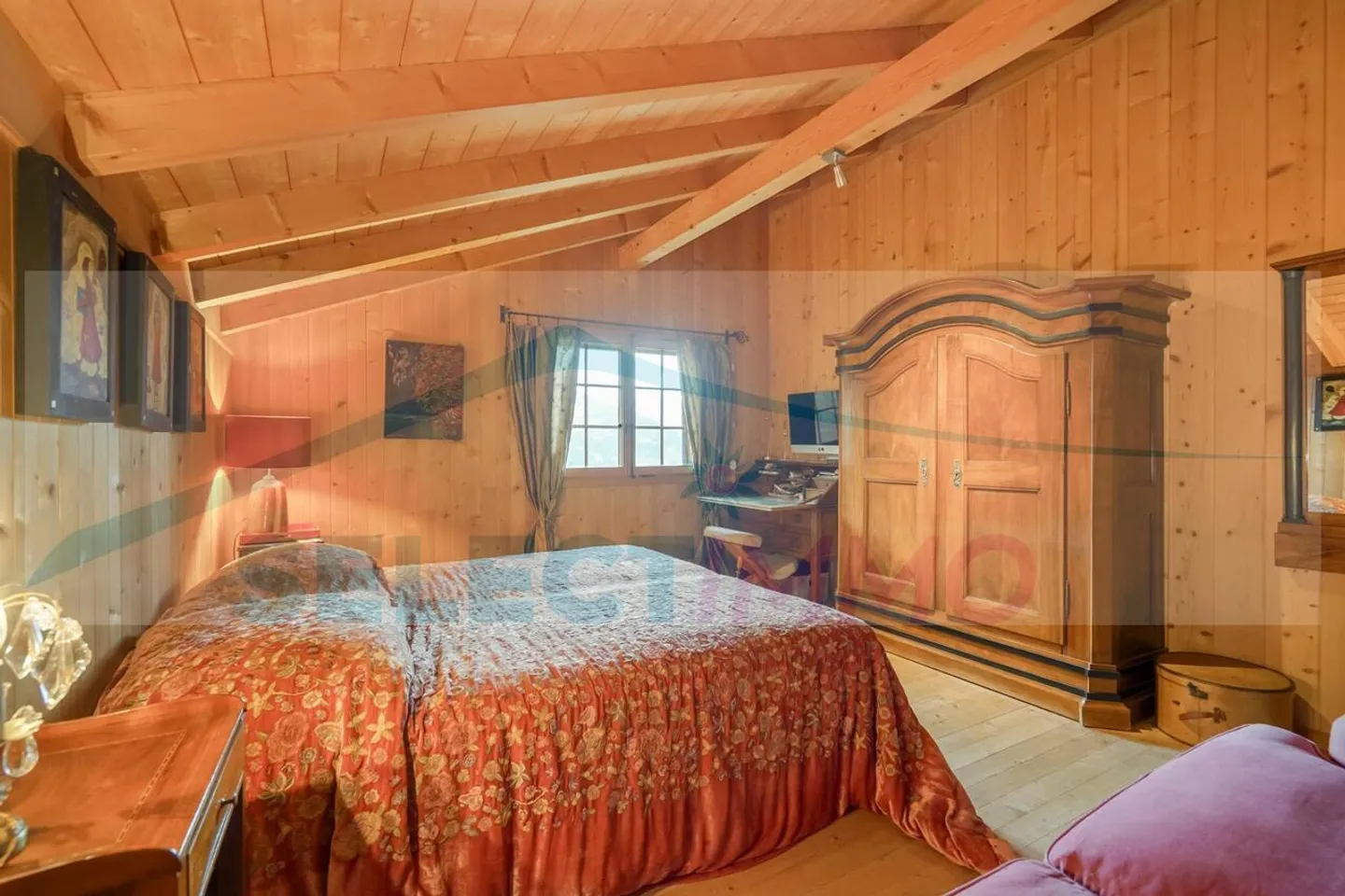 This warm chalet nestled in the heart of nature, quiet and sheltered from prying eyes, also benefits from a magnificent panorama and optimal sunshine - Photo 10 of 14