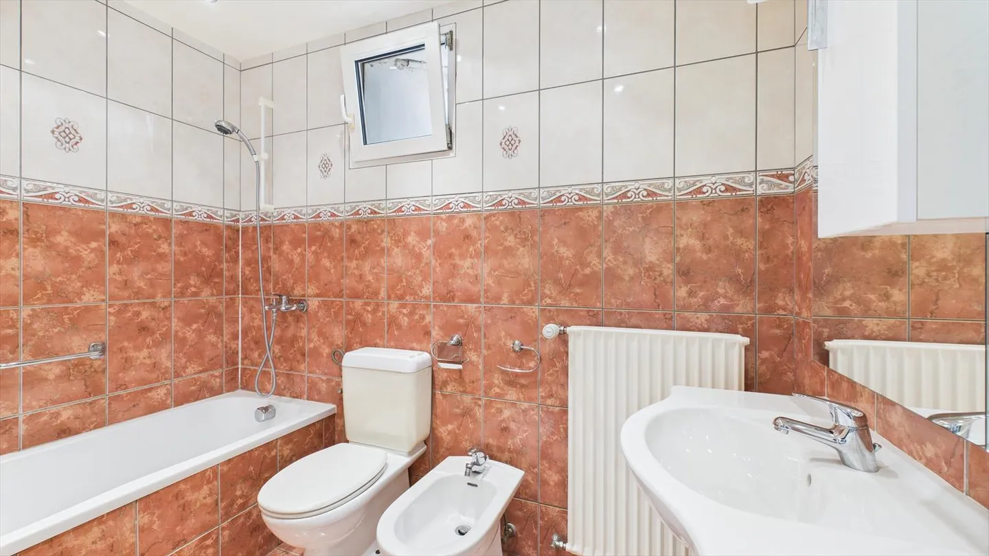 Apartment - Photo 8 of 12