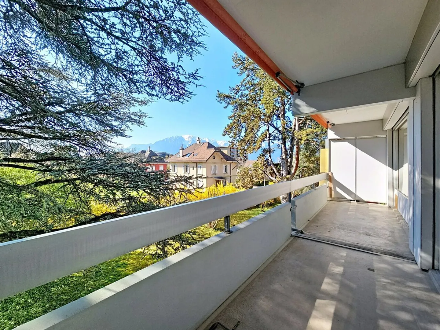 Appartement Charmant avec Vue - Photo 2 sur 11