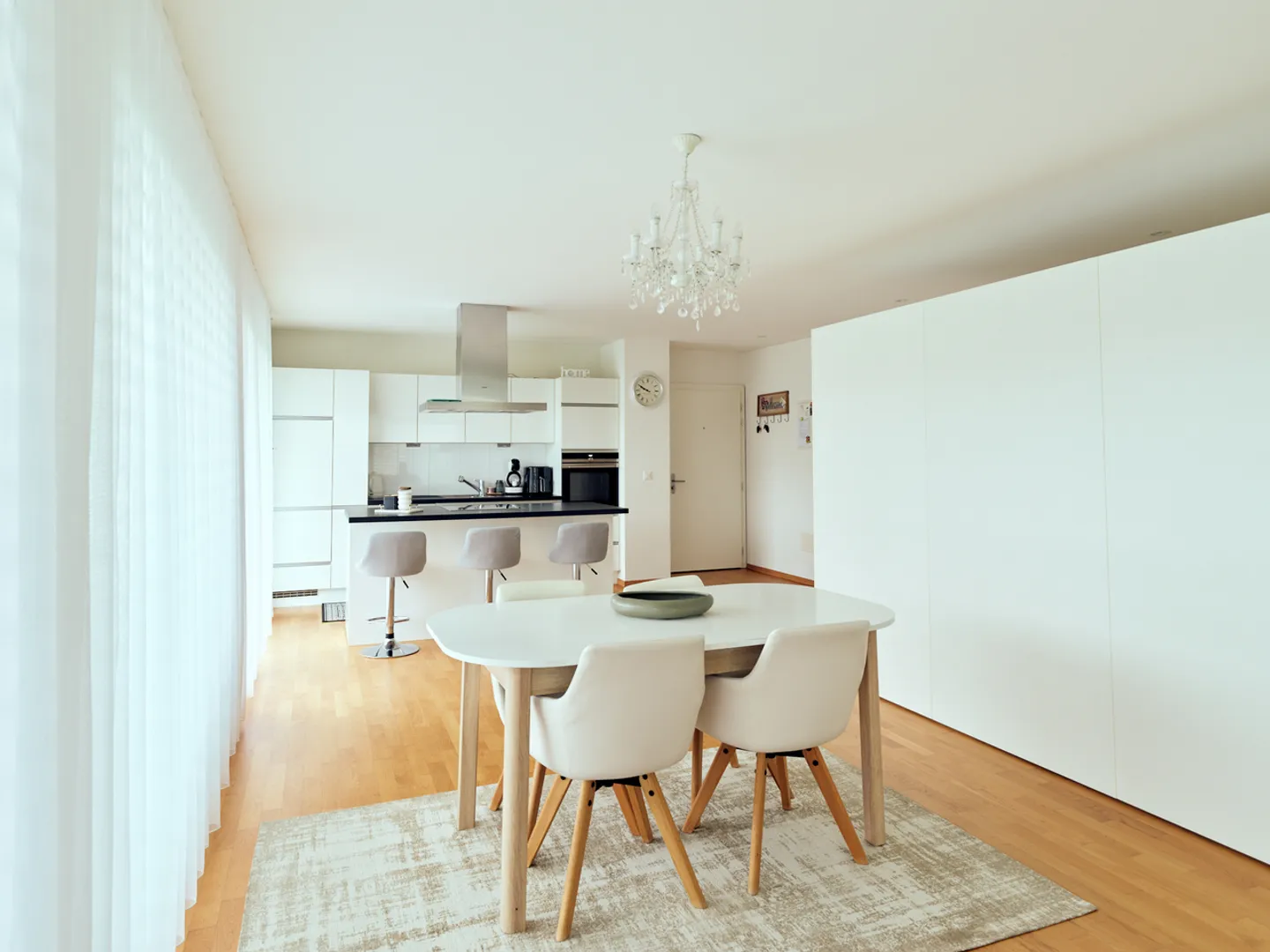 Très grand et bel appartement de 3,5 pièces avec terrasse dans un environnement calme - Photo 2 sur 9