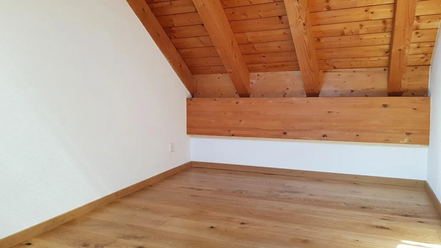Charmante Dachwohnung mit Balkon - Foto 6 von 10