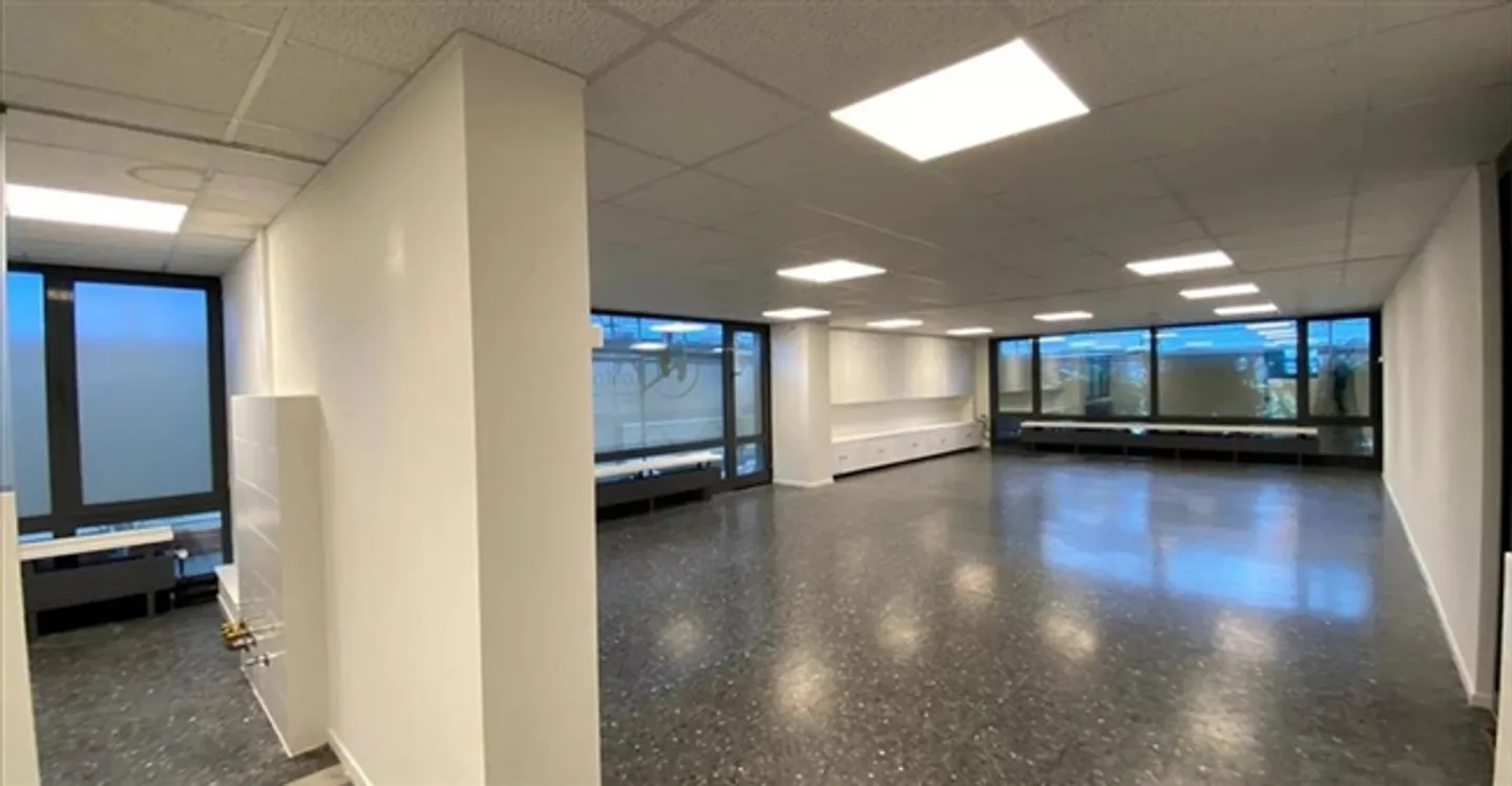 Espace Commercial Spacieux - Photo 7 sur 10